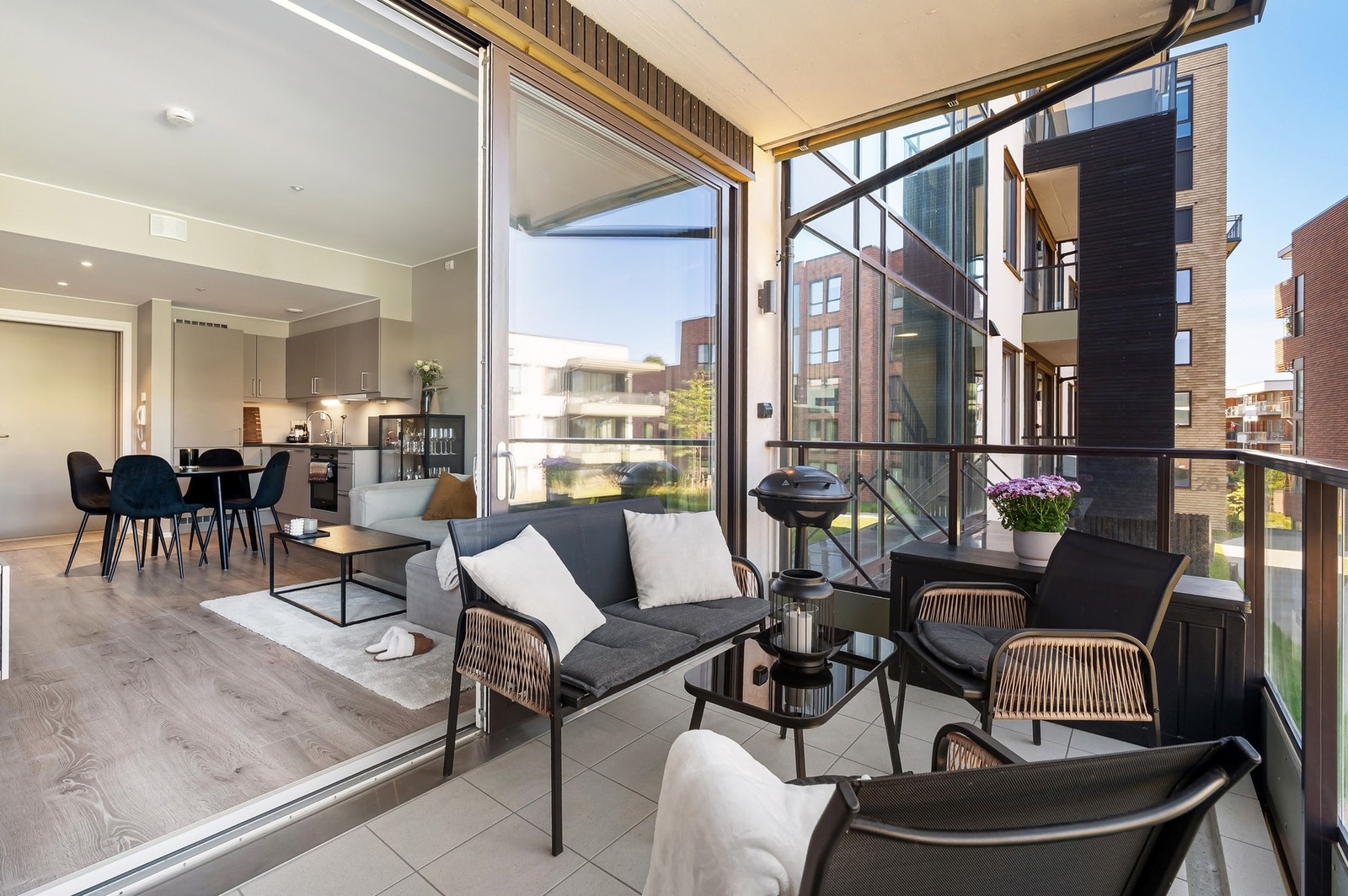 Skyv døren til siden og balkongen føles som en forlengelse av stuen. Perfekt sted å nyte morgenkaffen. Galleribilde