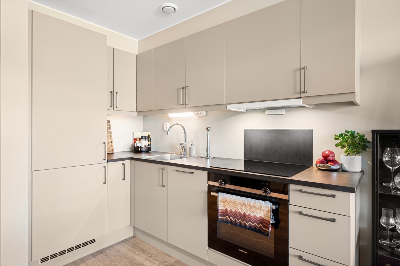 Integrerte hvitevarer på kjøkken følger handelen. Galleribilde