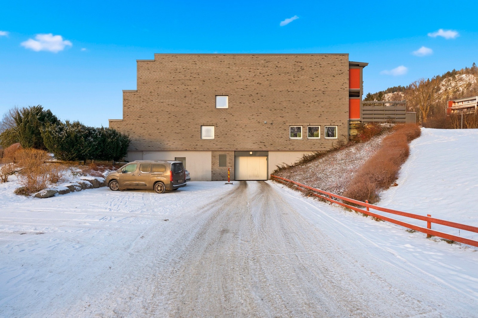 Eksklusiv bruksrett til biloppstillingsplass i garasjeanlegg. Det er klargjort for ladeboks, slik at dette kan installeres ved behov. Galleribilde