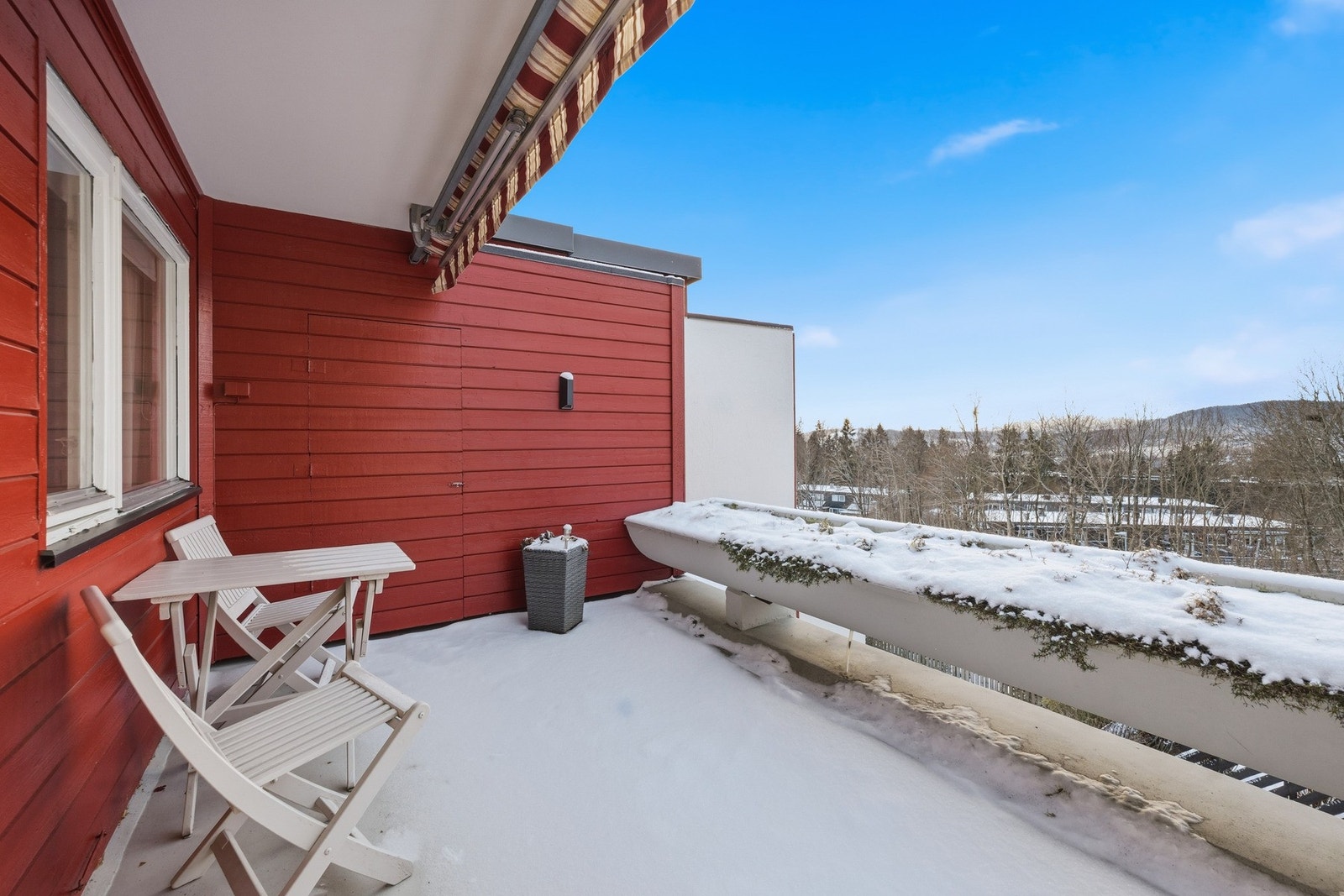 God plass til flere sittegrupper, grill, planter og det du måtte ønske. Galleribilde