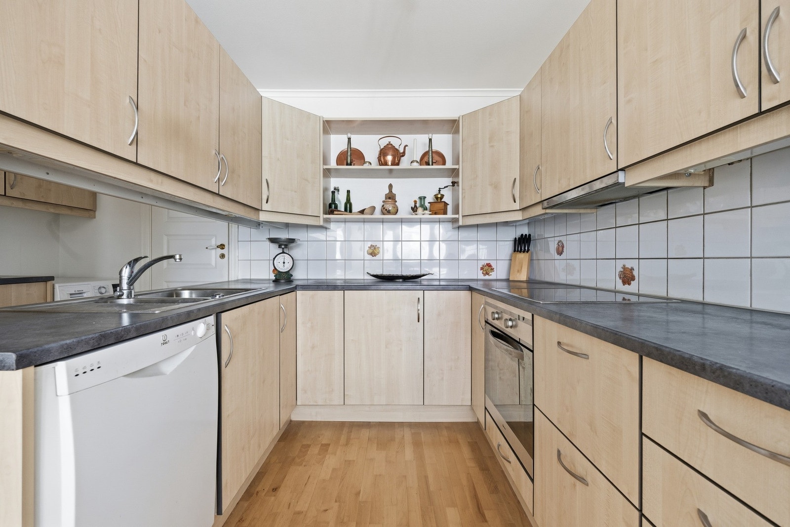 Kjøkkeninnredning med laminerte skrog og slette fronter. Galleribilde