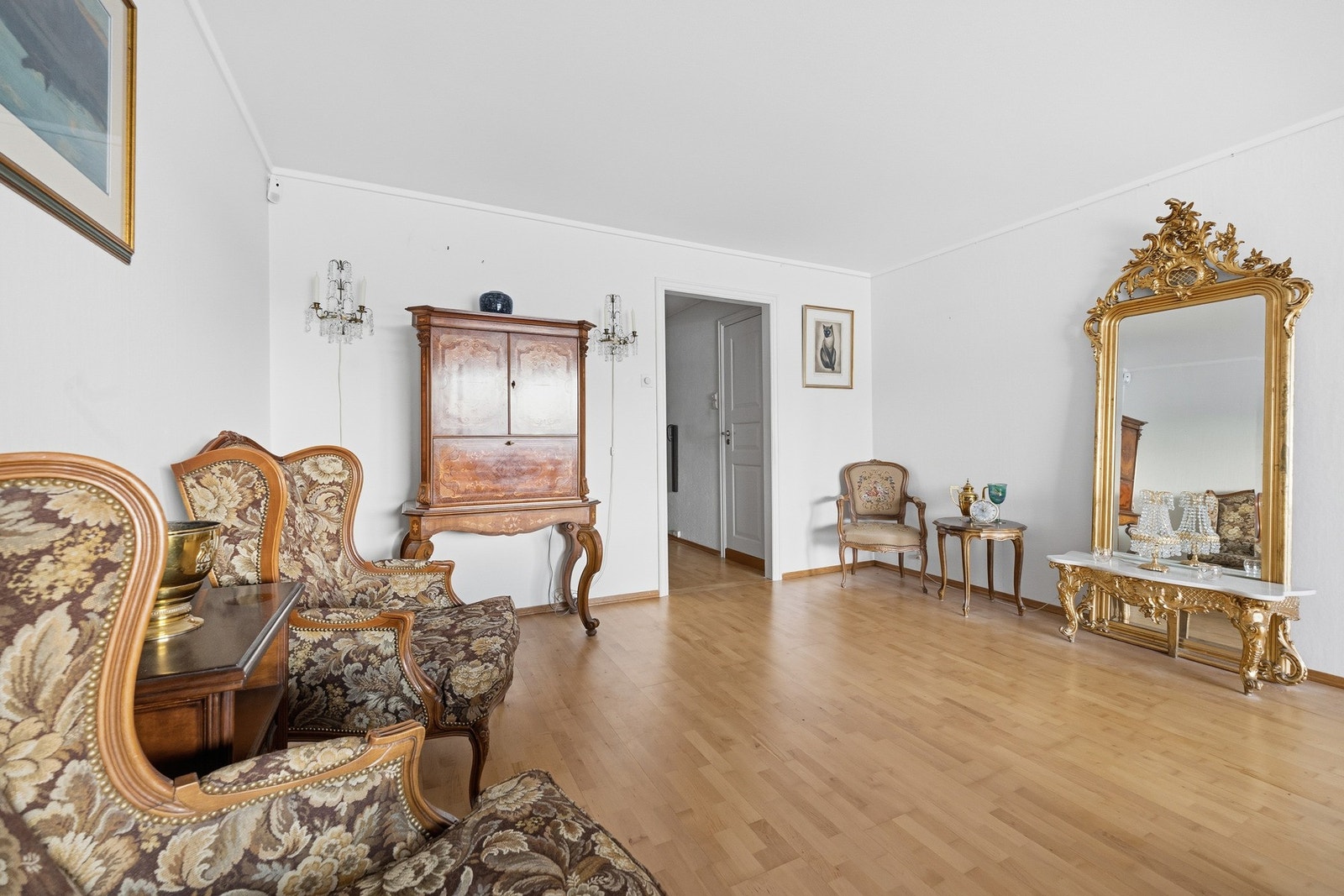 Oppholdsrommet har god møbleringsfrihet og gjør det enkelt å innrede rommet etter eget ønske. Galleribilde