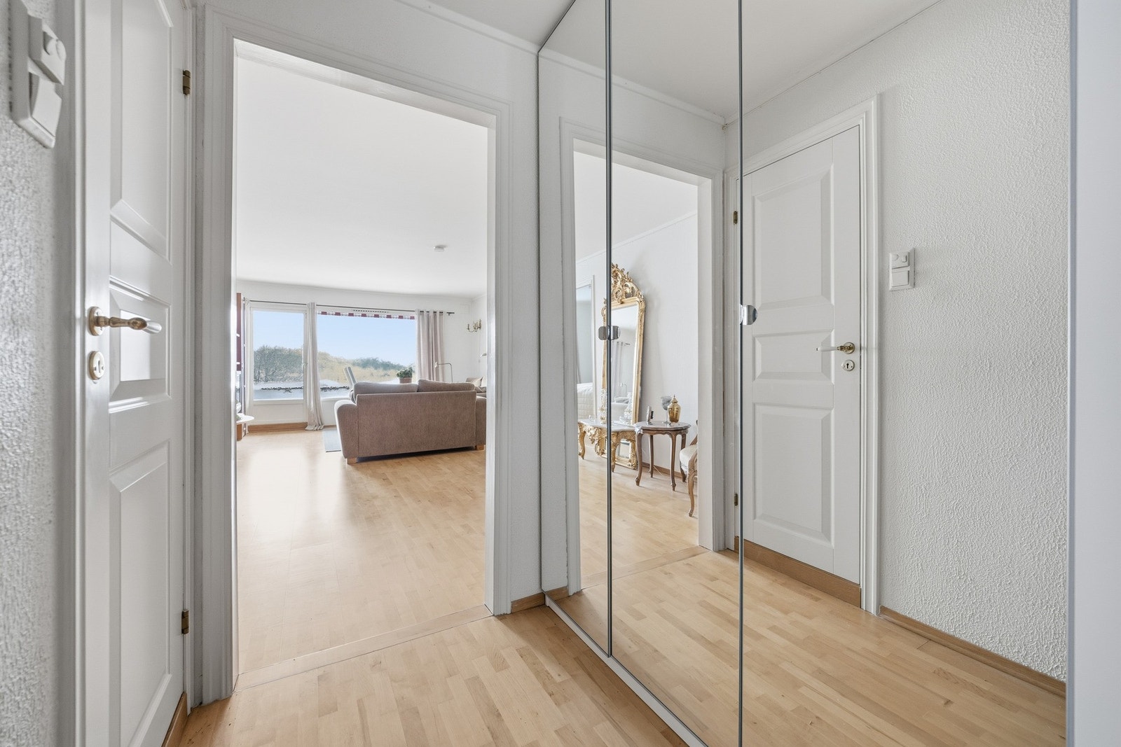 Garderobeskap med speilfronter som skaper en større romfølelse. Galleribilde