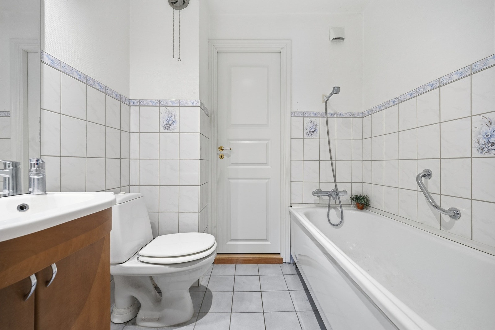 Boligen har to baderom med varmekabler i gulv. Galleribilde