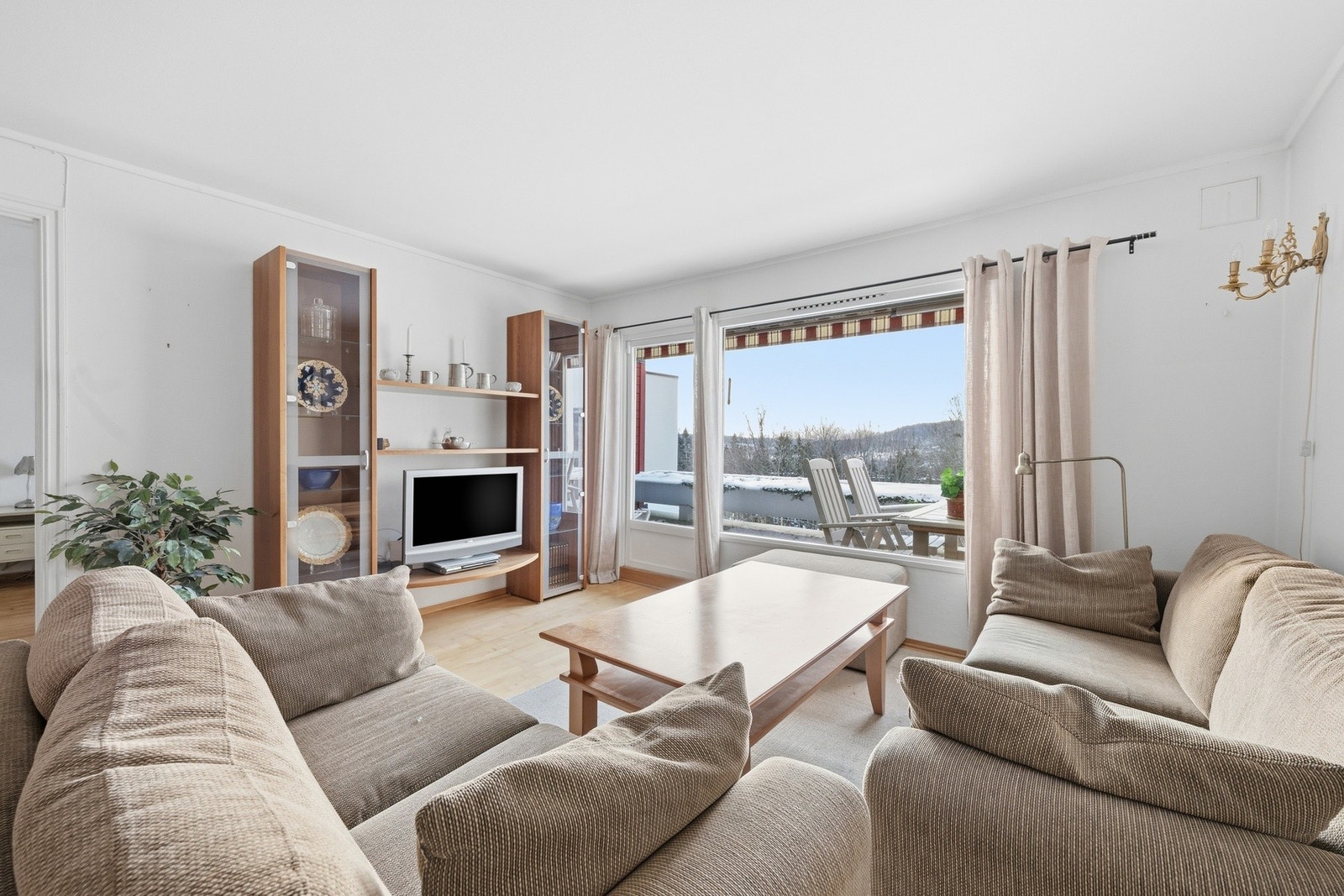 Fra sofasonen er det herlig å skue ut over utsikten og grønne trær på sommerstid. Galleribilde