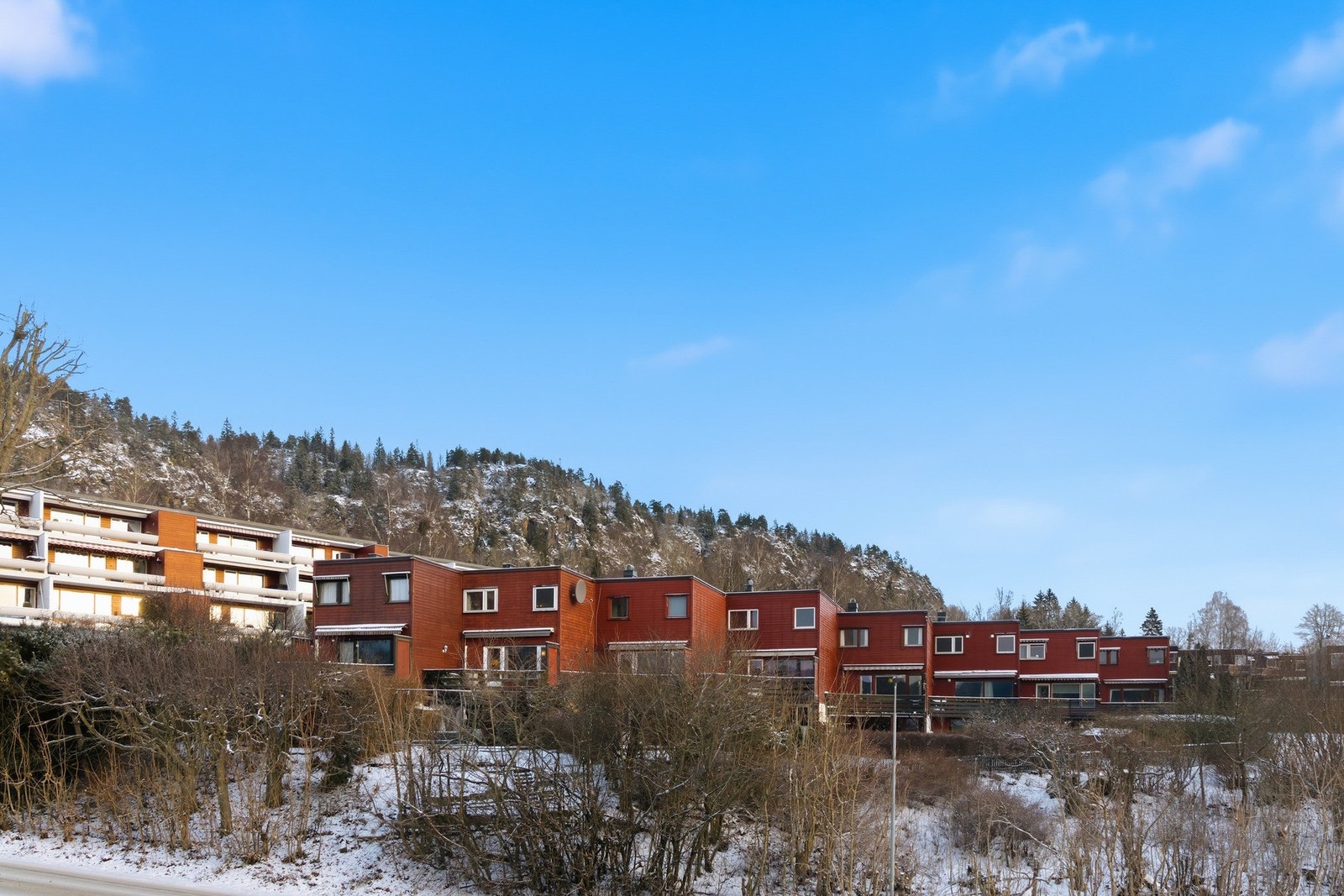 Umiddelbar nærhet til marka, med lysløype og flott turterreng, sommer som vinter. Galleribilde