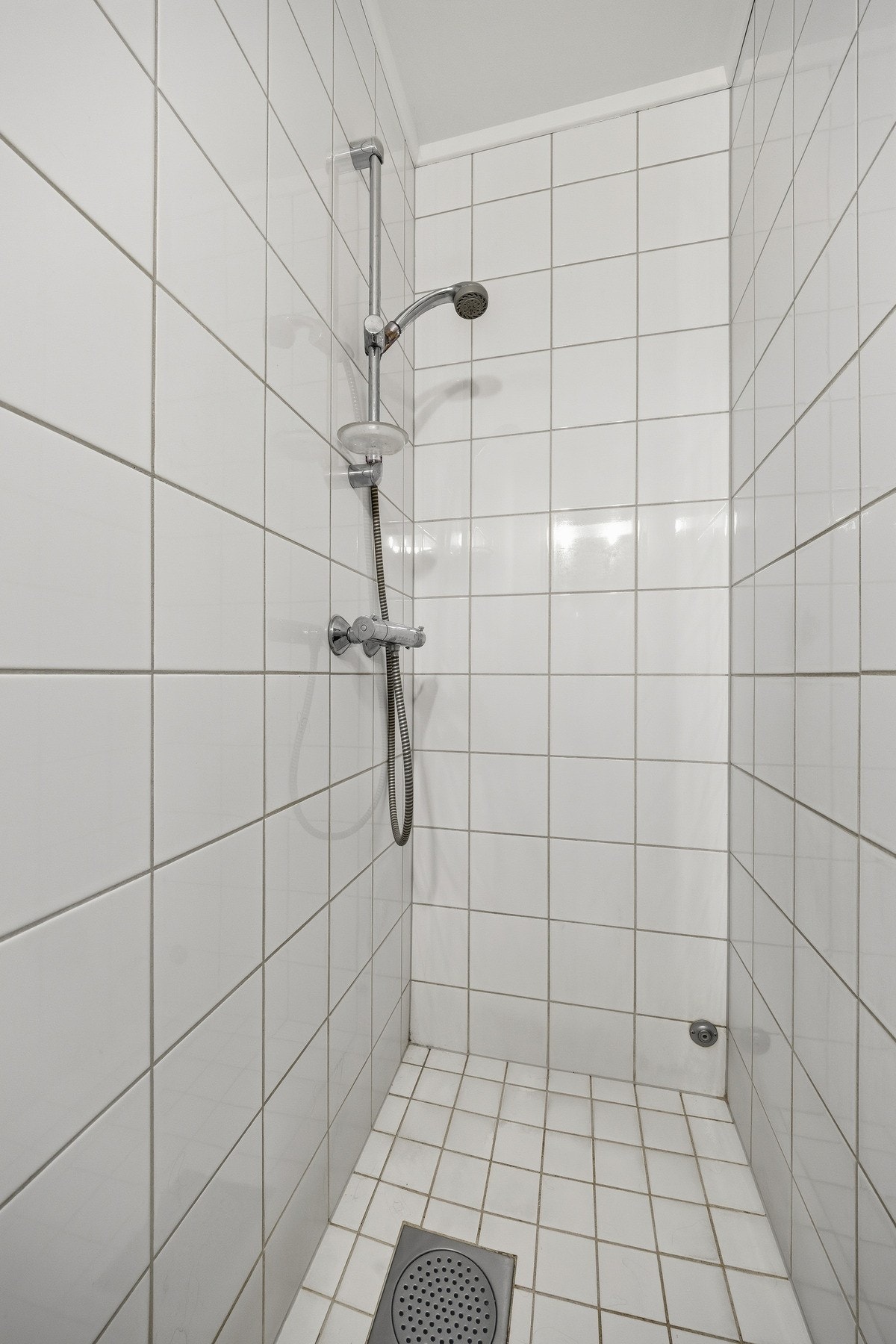 Innredet med toalett, servant og dusjnisje. Galleribilde