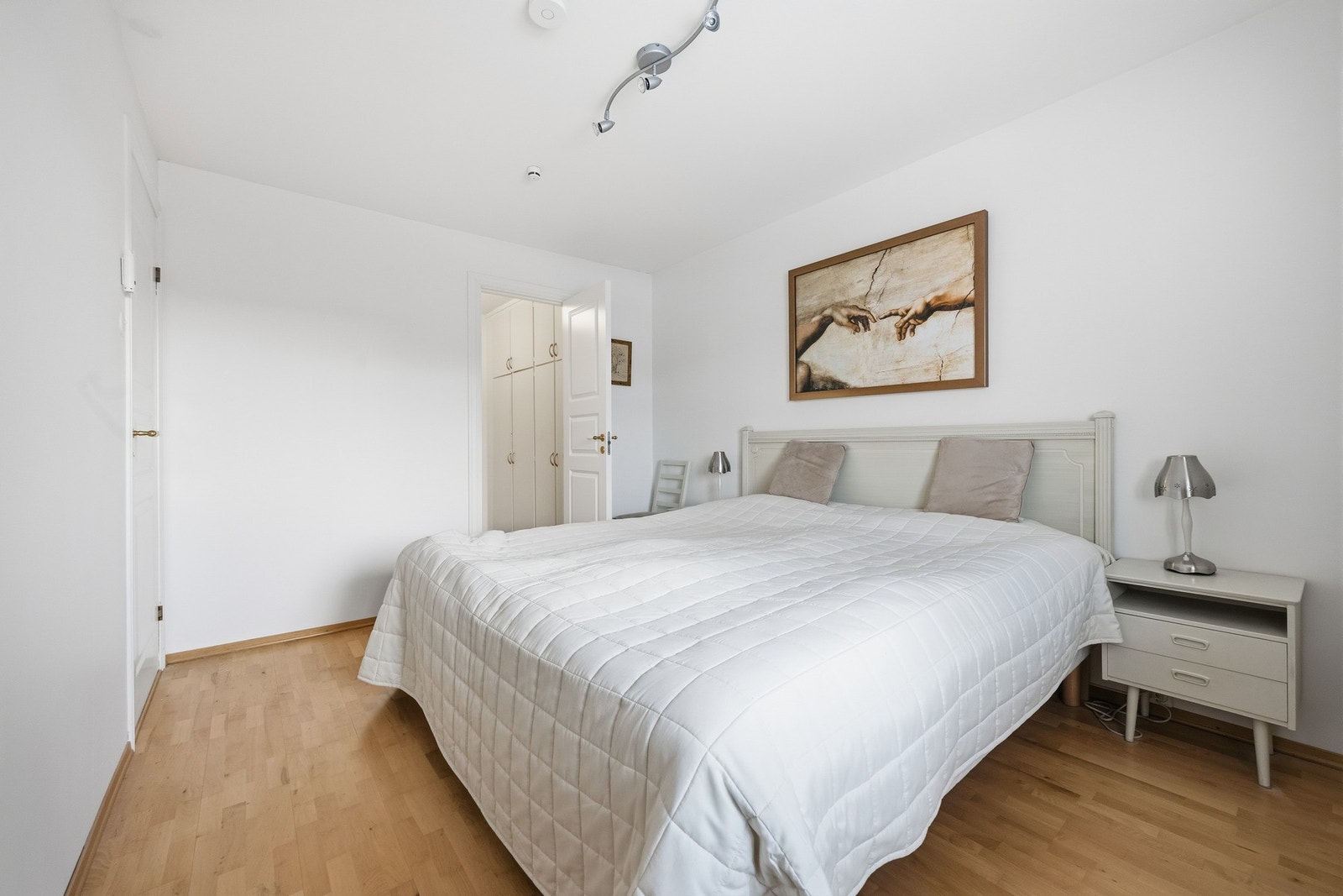 Rommet har eget garderoberom, samt direkte adkomst til det ene baderommet. Galleribilde