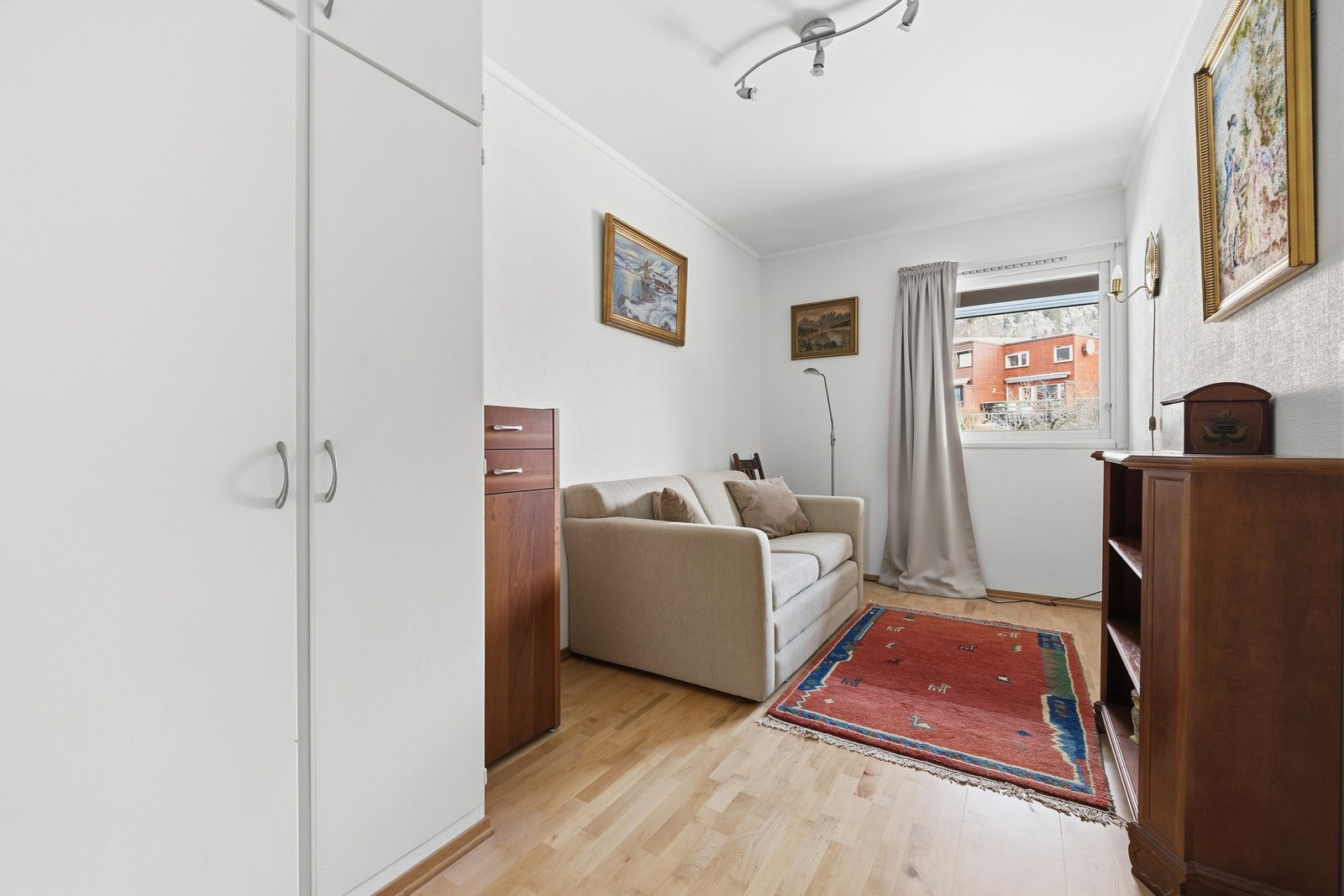 Leiligheten har tre soverom av god størrelse med flere bruksmuligheter og kan også fint benyttes som garderobe, gjesterom eller kontor. Galleribilde