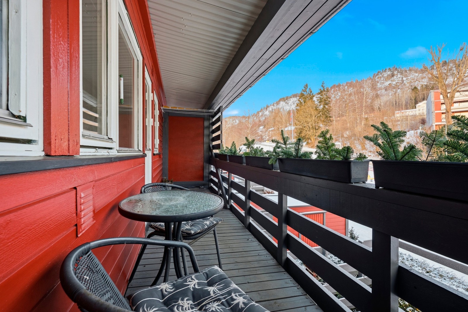 Nordøstvendt balkong på 9 m² med utgang fra kjøkken. Galleribilde