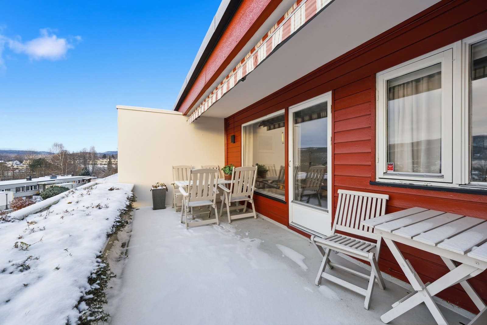Boligen har gode uteområder på begge sider av huset som gjør at man kan flytte seg etter solen. Galleribilde