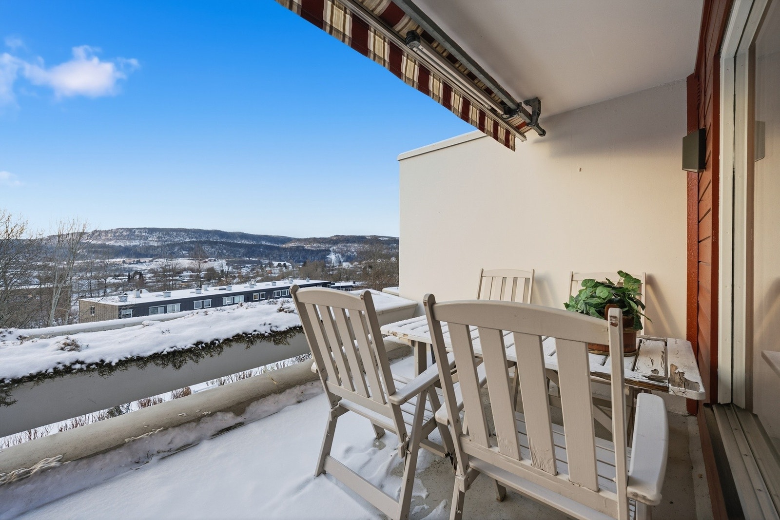 Stor sydvestvendt balkong på hele 15 m² med gode solforhold. Galleribilde