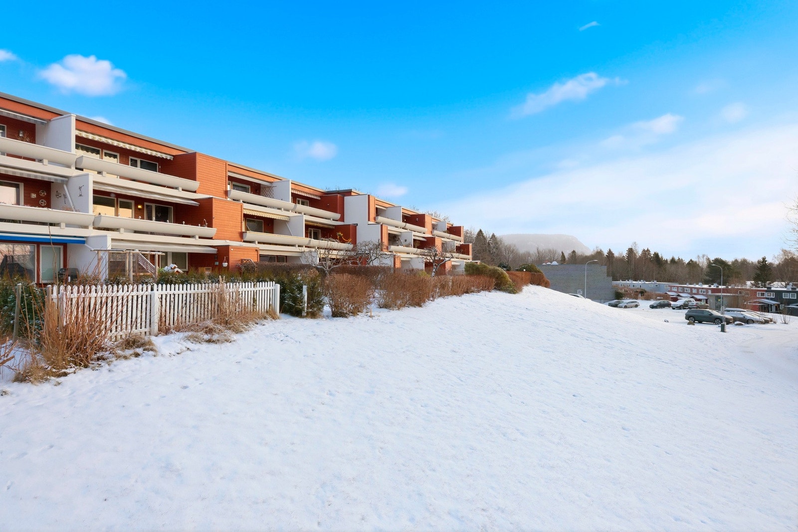 Området er preget av barnevennlige- og bilfrie omgivelser. Fra leiligheten er det umiddelbar nærhet til flotte turmuligheter i marka, samt offentlig kommunikasjon og matbutikk. Galleribilde