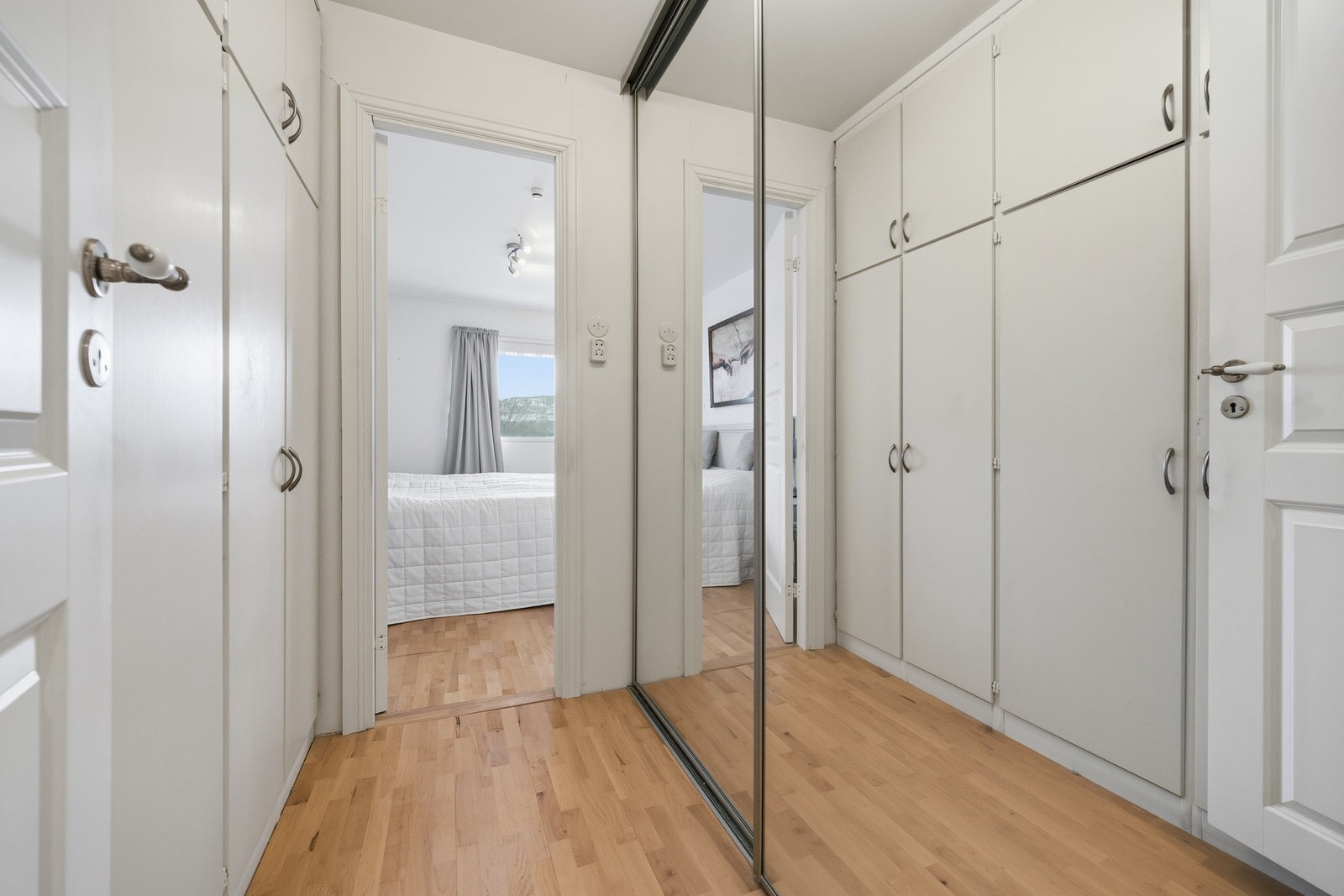 Garderoberom tilknyttet hovedsoverommet. Galleribilde