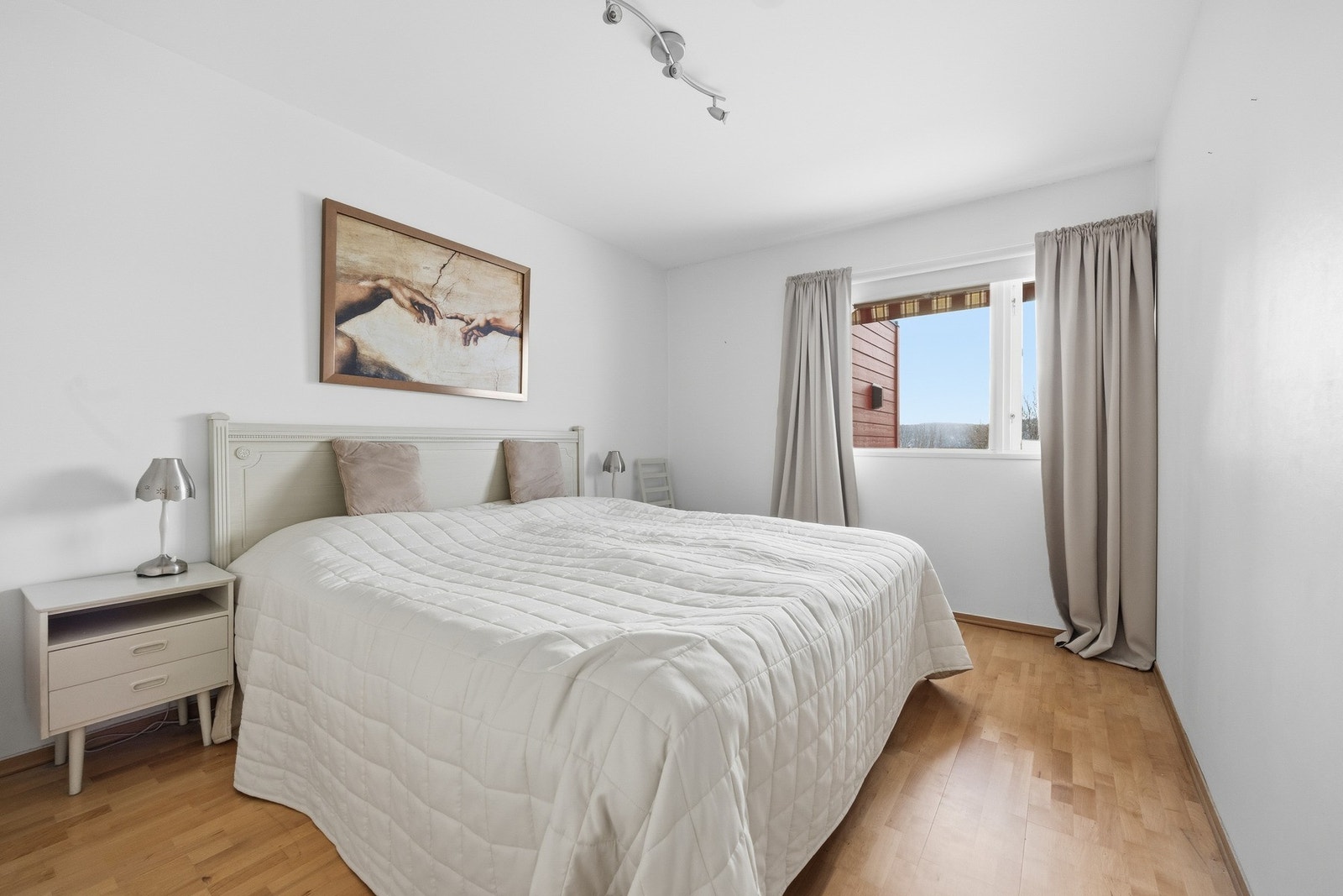 Hovedsoverommet er romslig og innbydende med god plass til stor dobbeltseng og tilhørende nattbord. Galleribilde