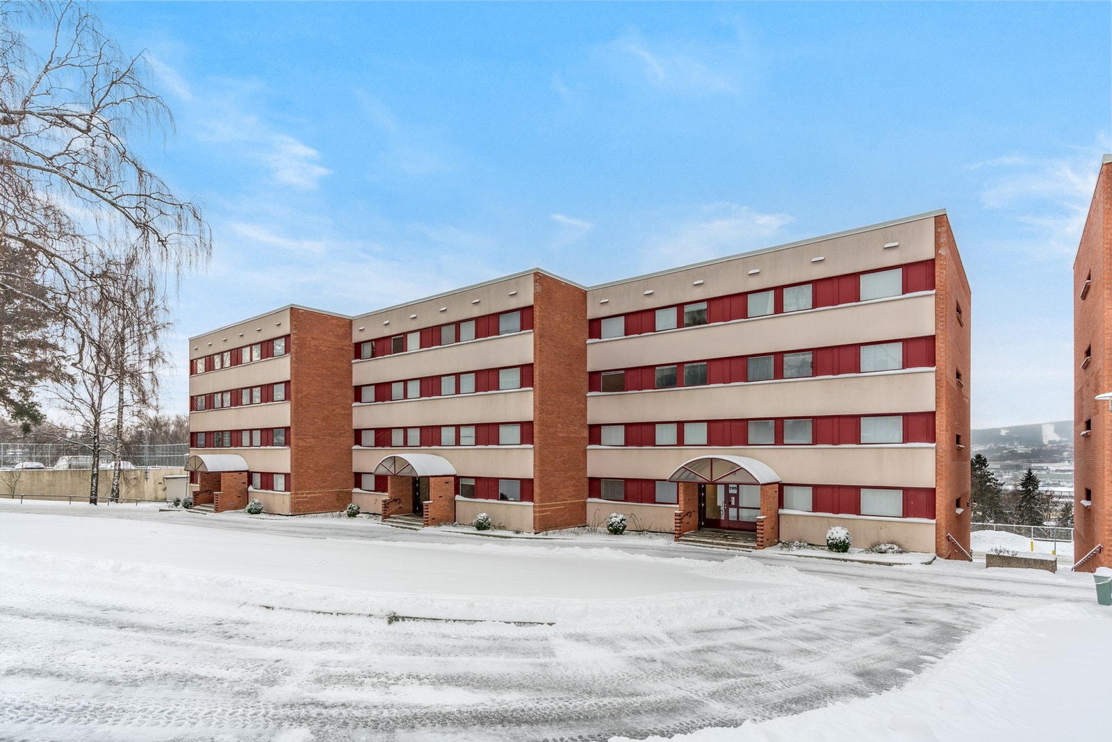 Bygget har inngang fra kjeller på nordvestsiden og fra bakkeplan på andre siden. Galleribilde