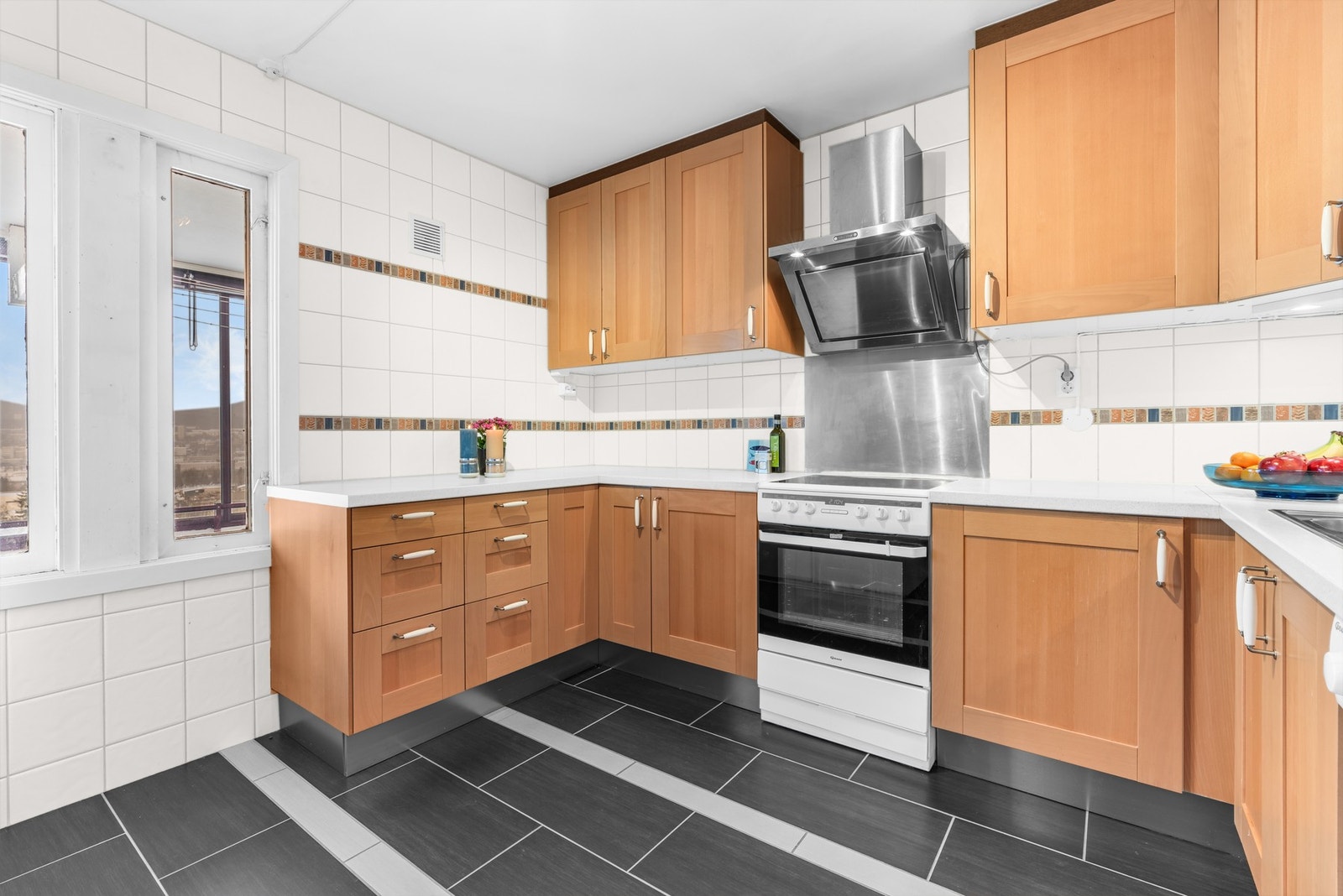 Kjøkkenet holder normal standard og er vedlikeholdt med innredning fra 2010 i følge eier. Galleribilde