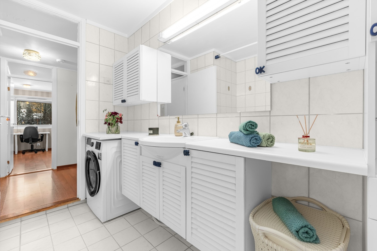 Eldre våtrom med behov for modernisering. Det ble lagt nye fliser i 1998 i følge eier. Galleribilde