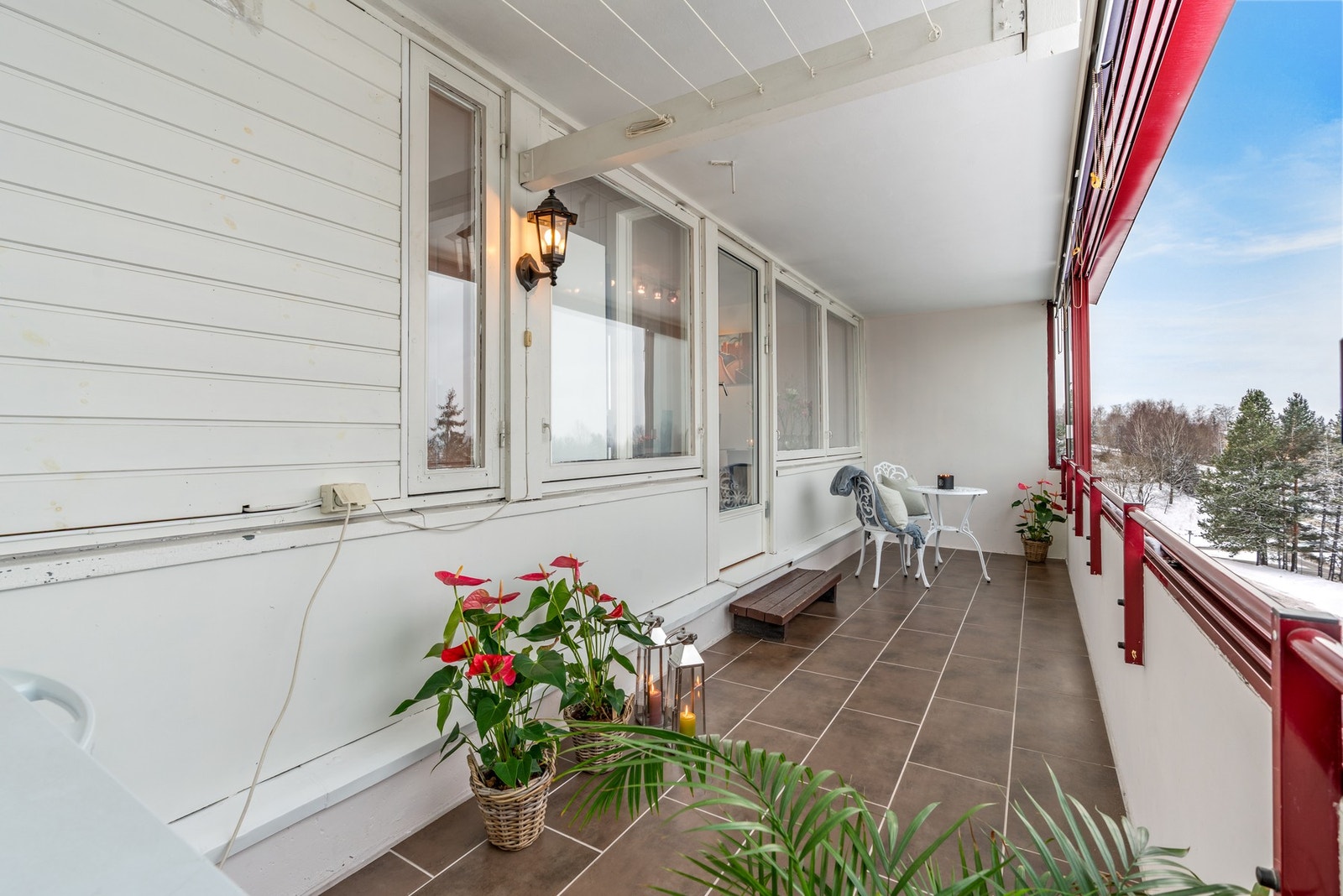 Innglassingen gir beskyttelse mot vær og vind, og det er mulig å benytte området store deler av året. Galleribilde