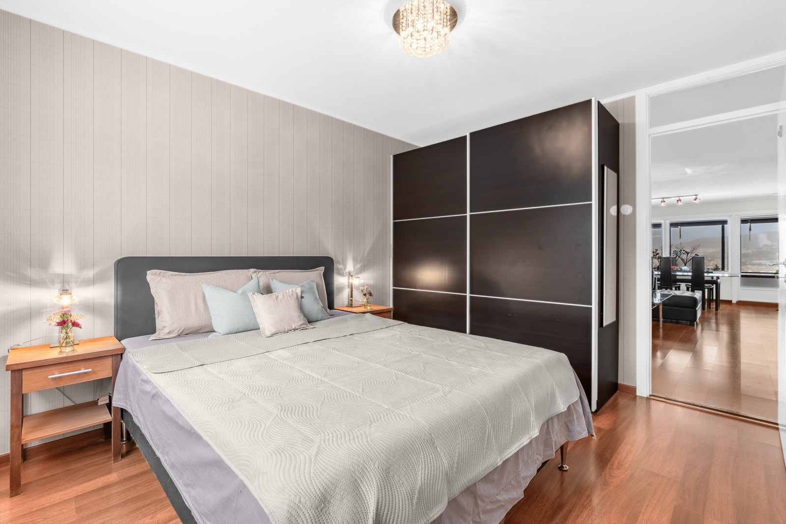 Romslig hovedsoverom med god plass til dobbeltseng. Inneholder praktisk skyvedørsgarderobe. Galleribilde