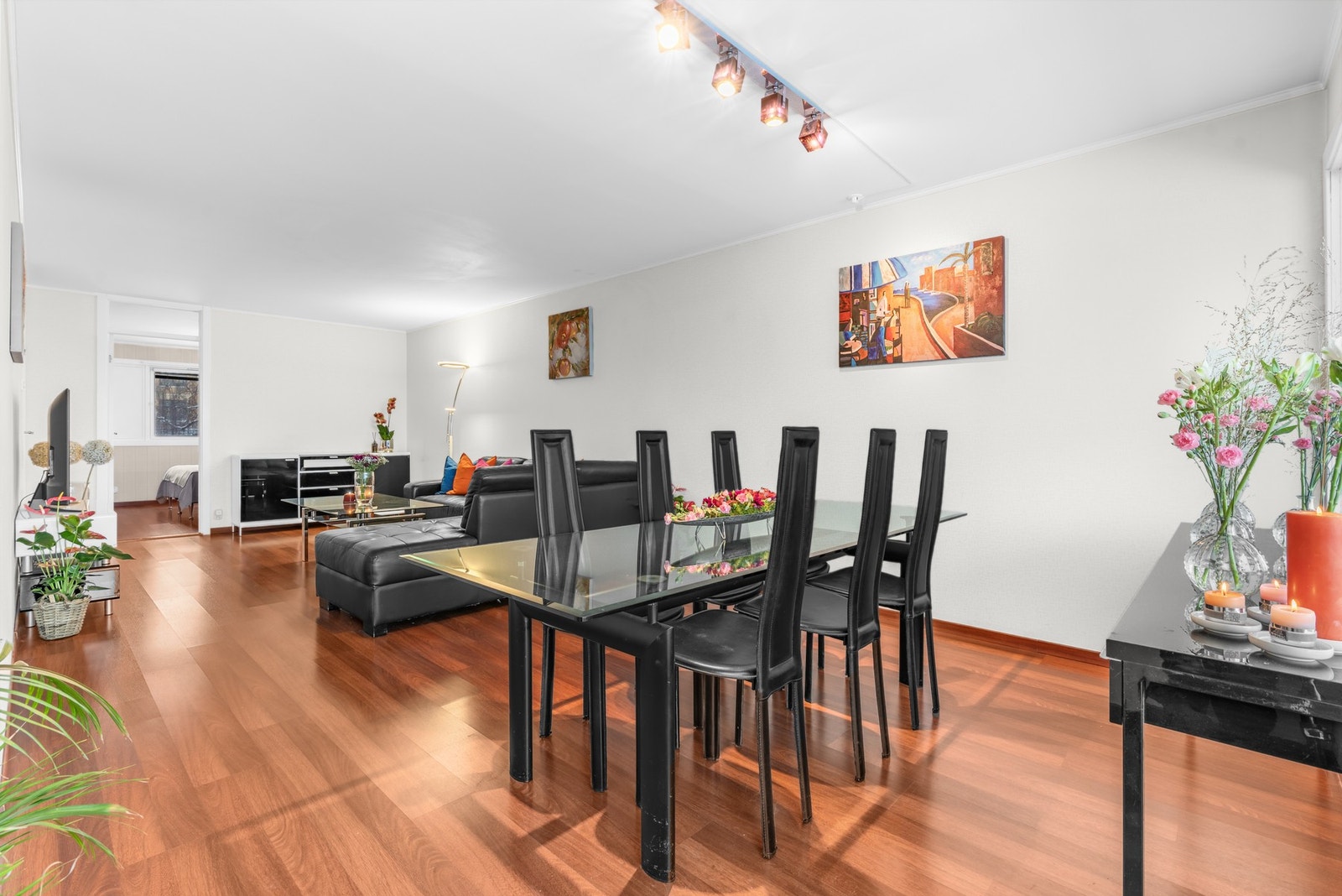 Stuens utforming gir fleksible innredningsmuligheter for både sofagruppe og spiseplass. Galleribilde