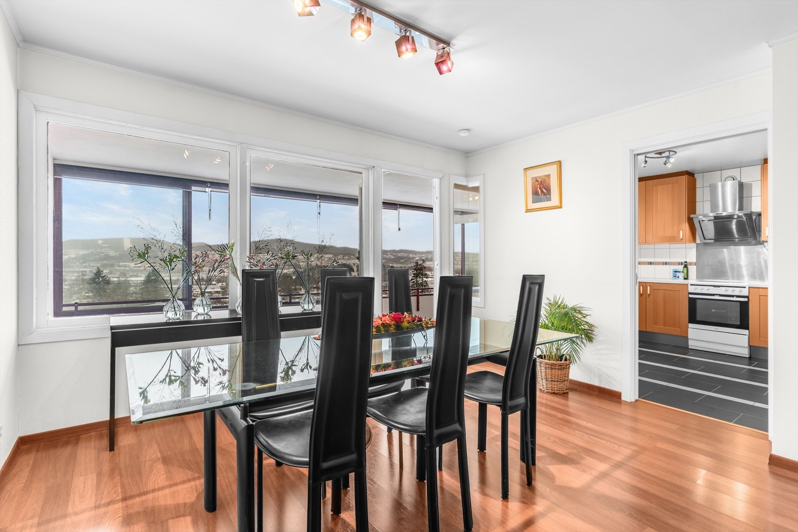 Spisestuen ligger rett ved kjøkkenet hvilket gir kort vei fra anretning til servering. Galleribilde