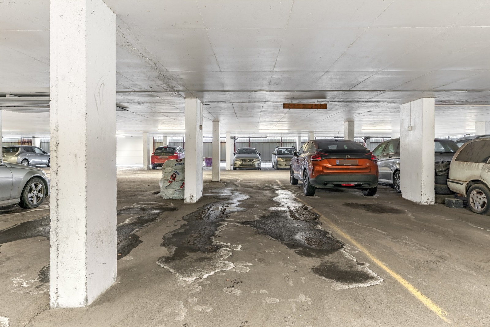 Det opplyses av selger om at det medfølger fast biloppstillingsplass i felles garasjeanlegg. Plassen er merket med nr. 3005. Galleribilde