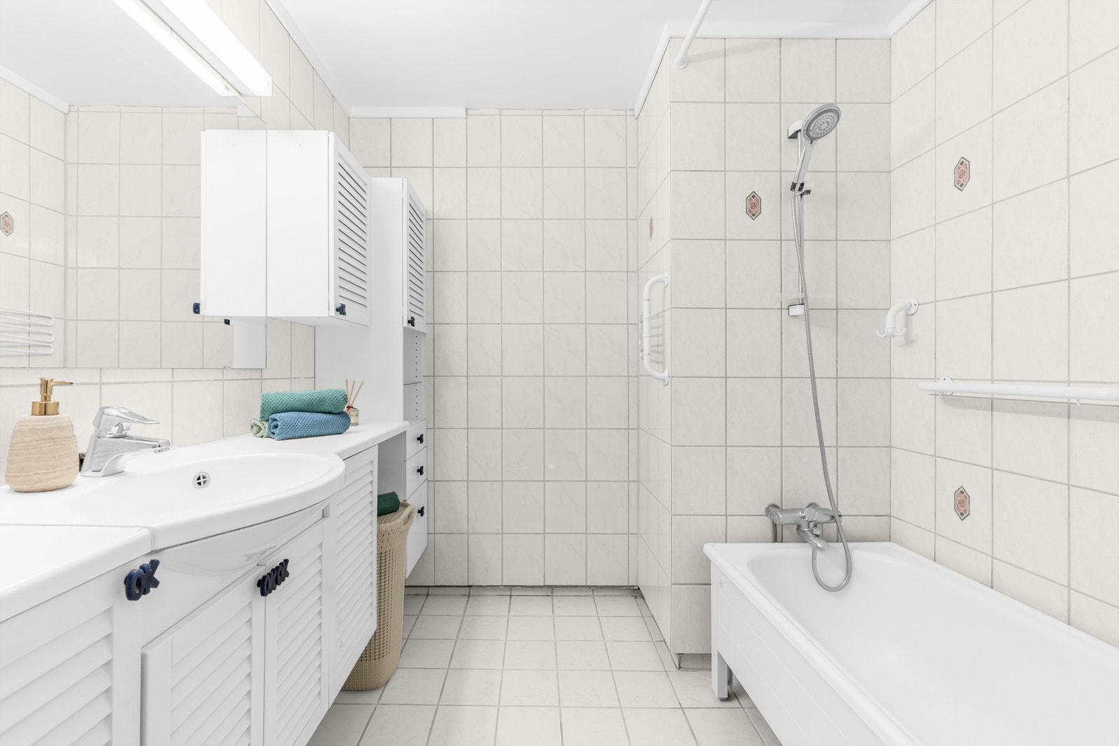 Romslig bad med plass til badekar. Galleribilde