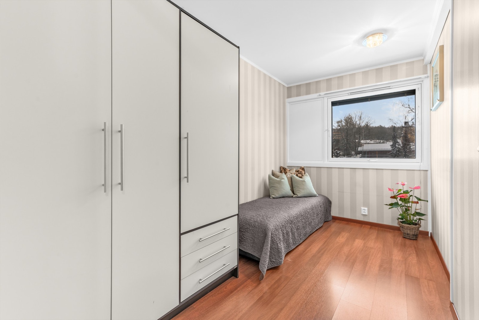 Garderobeskap med glatte, folierte fronter på de to øvrige soverommene. Galleribilde