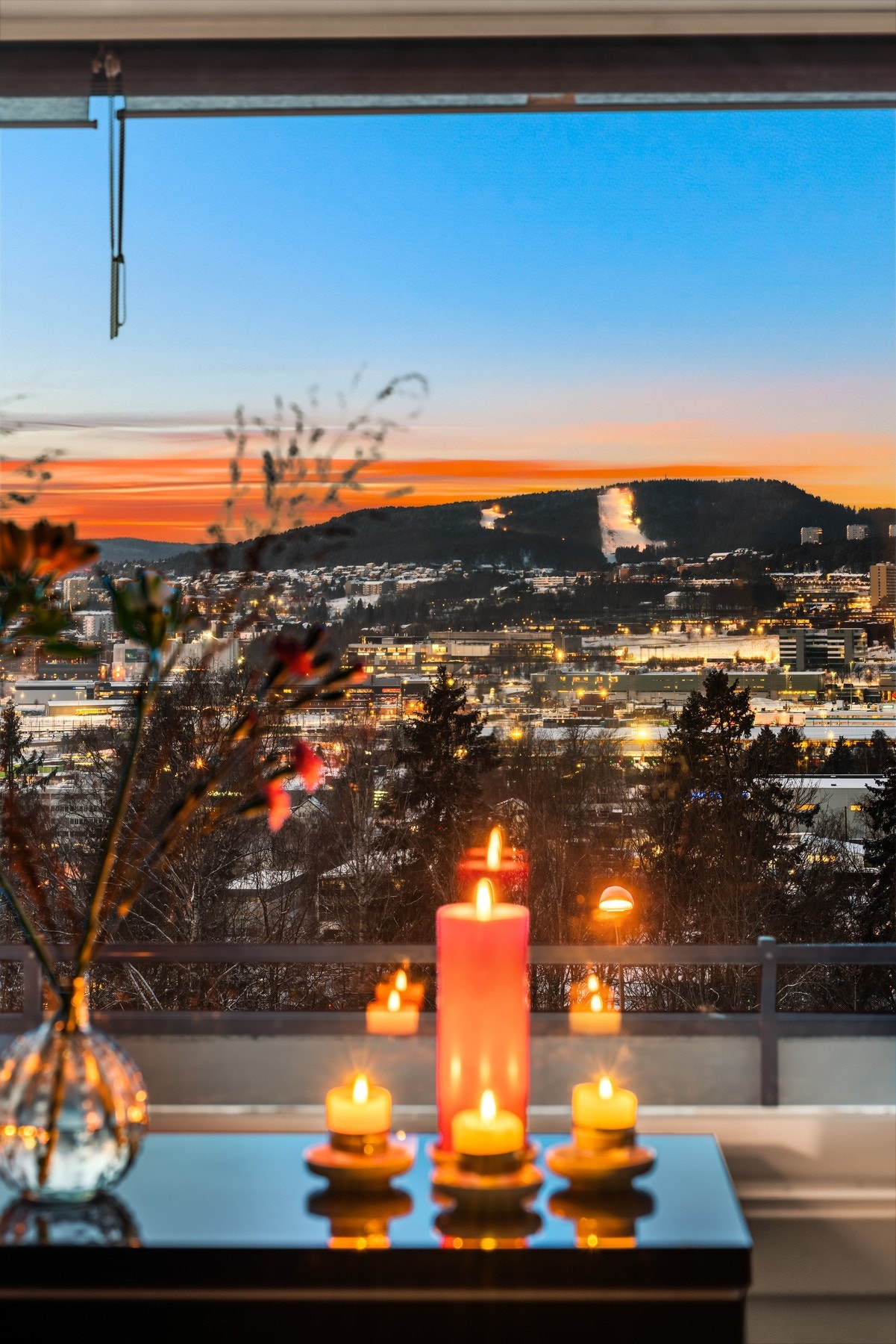 Generøse vindusflater gir rikelig med naturlig lys og gir en luftig og privat atmosfære. Galleribilde