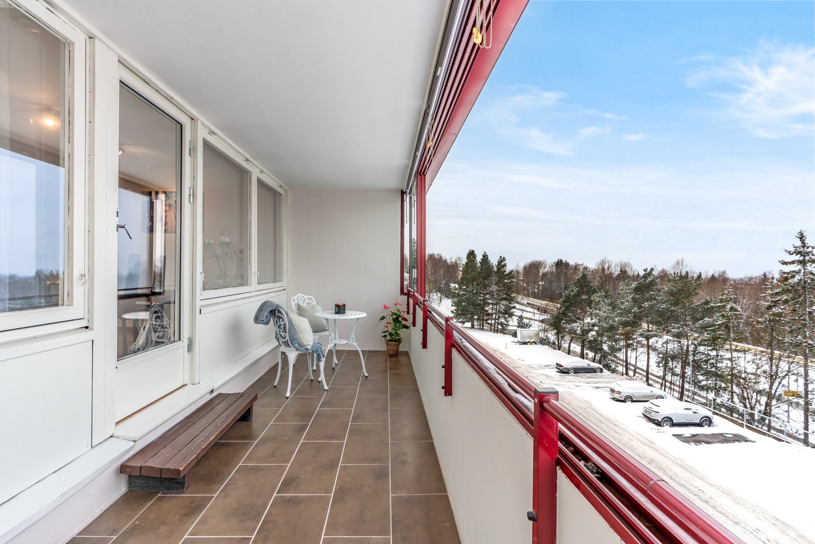 Balkongen er nordvestvendt og innglasset, med en gulvflate på 12 m². Galleribilde