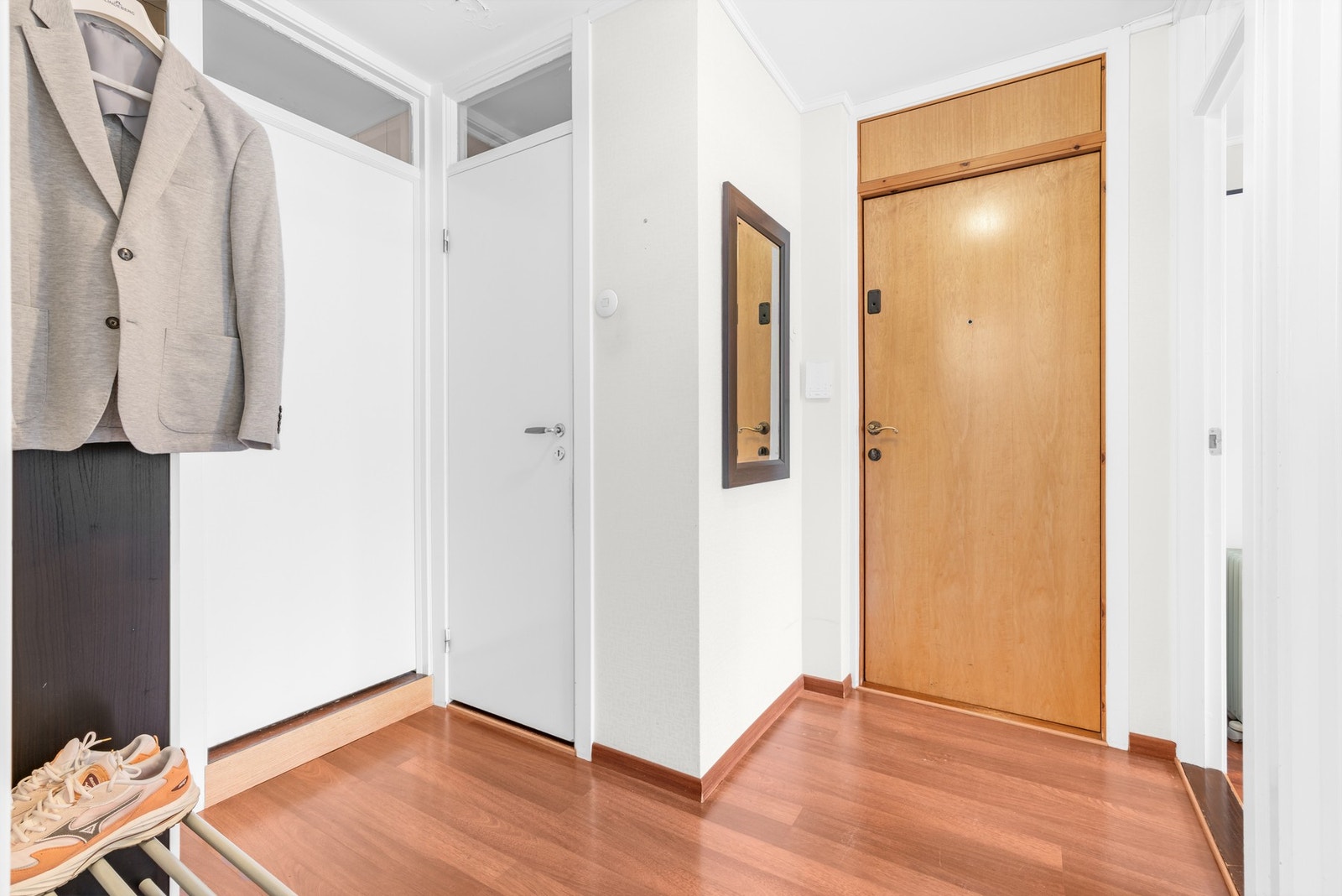 Inngangspartiet har en praktisk størrelse som gir rom for å ta imot gjester og organisere yttertøy. Utstyrt med port telefon. Galleribilde