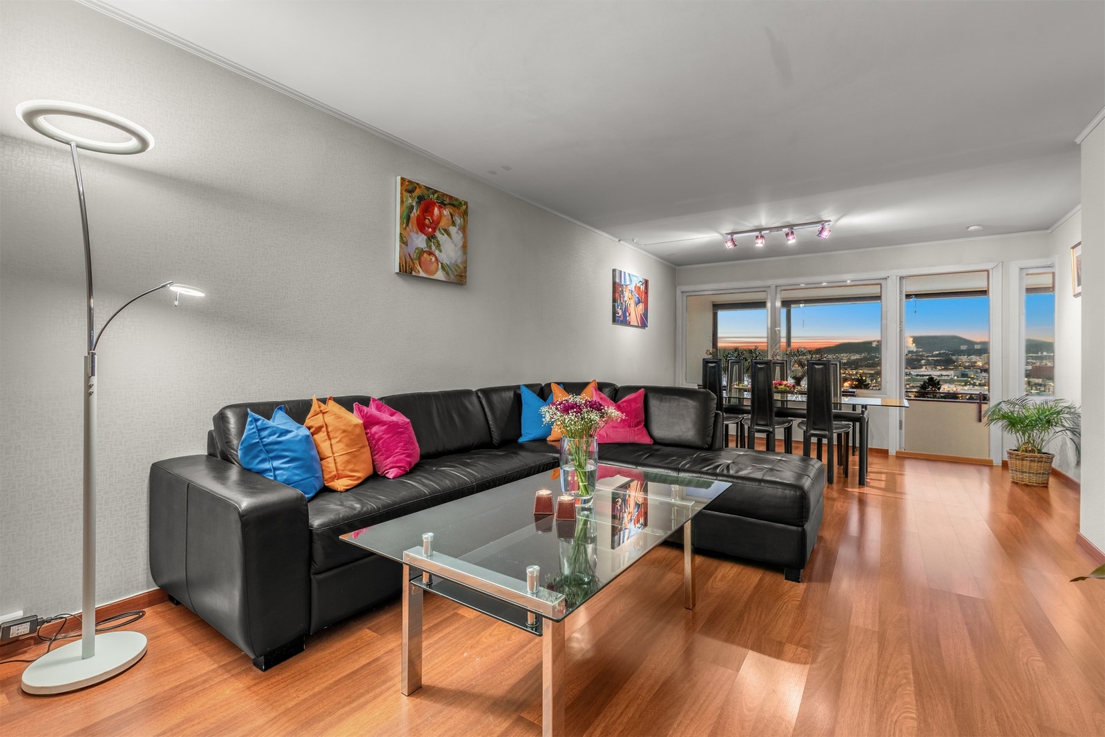 Stuen fungerer som hjerte i boligen og er det naturlige samlingspunktet. Galleribilde