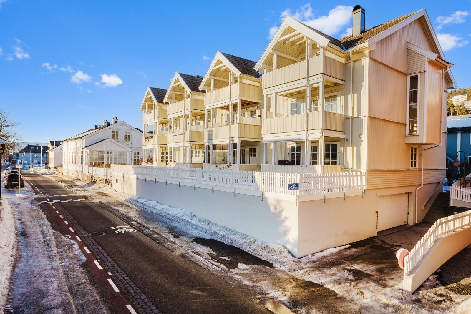 Eiendomsmassen er oppført i 1986 og borettslaget er veldrevet. Innkjøring til garasjeanlegget ser du nederst til høyre Galleribilde