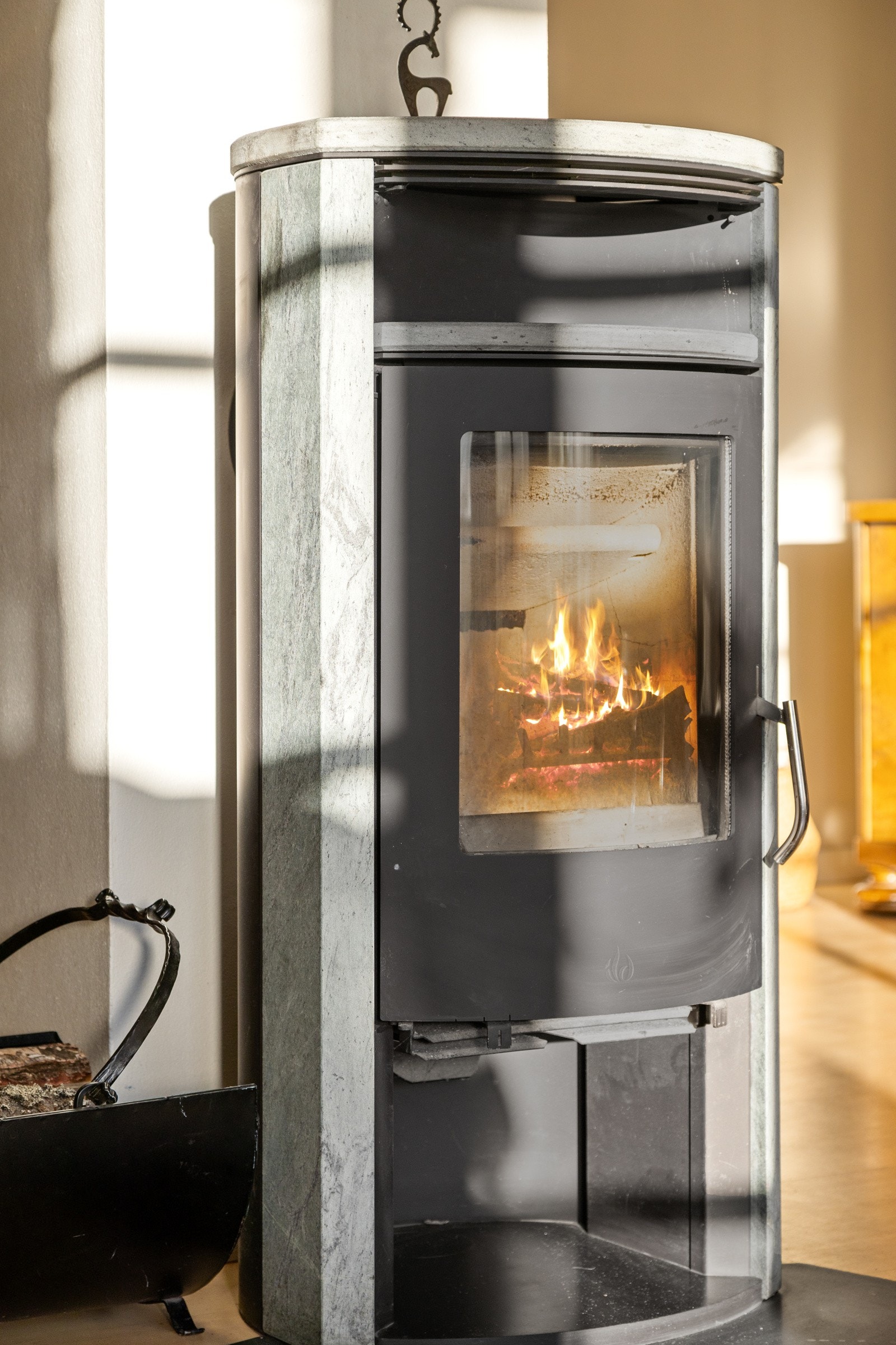 Det er montert inn ny peisovn med kleberstein rundt år 2011, som gir ekstra hygge og varme på de kjøligere dagene Galleribilde