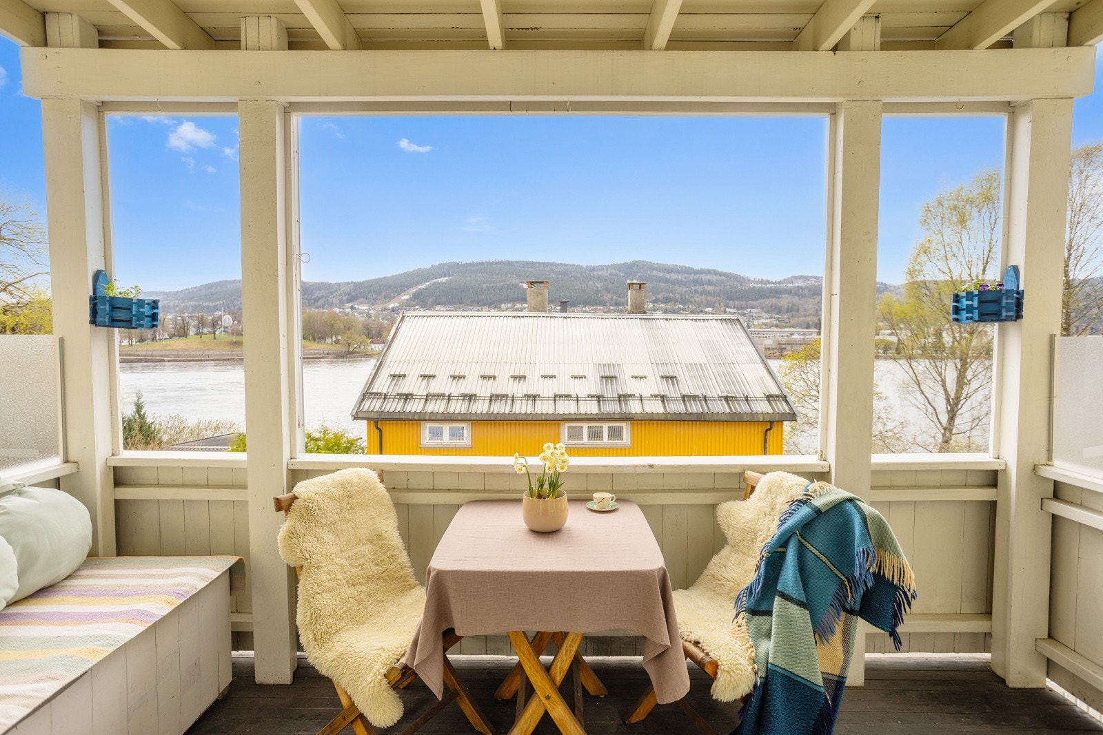 Langs elven går det turstier i begge retninger og på begge sider Galleribilde