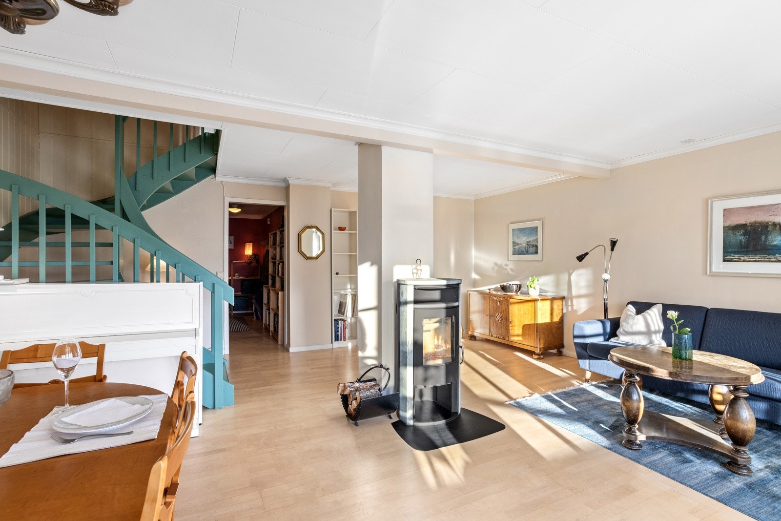 Stor og luftig stue som gjør det enkelt å innrede ønskede brukssoner Galleribilde