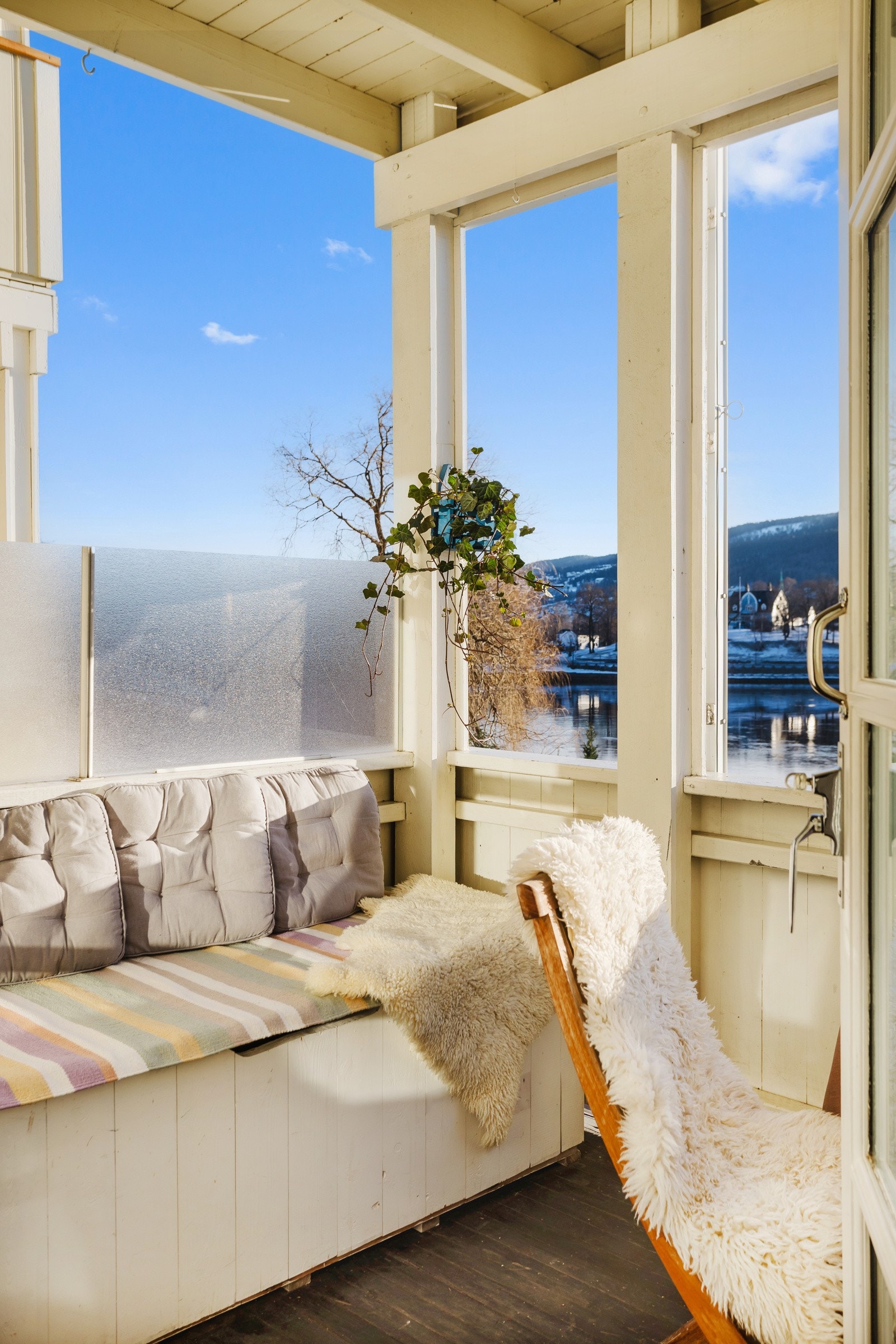 Vegg og frostet glass mot nabo gir en lun og skjermet utekrok Galleribilde