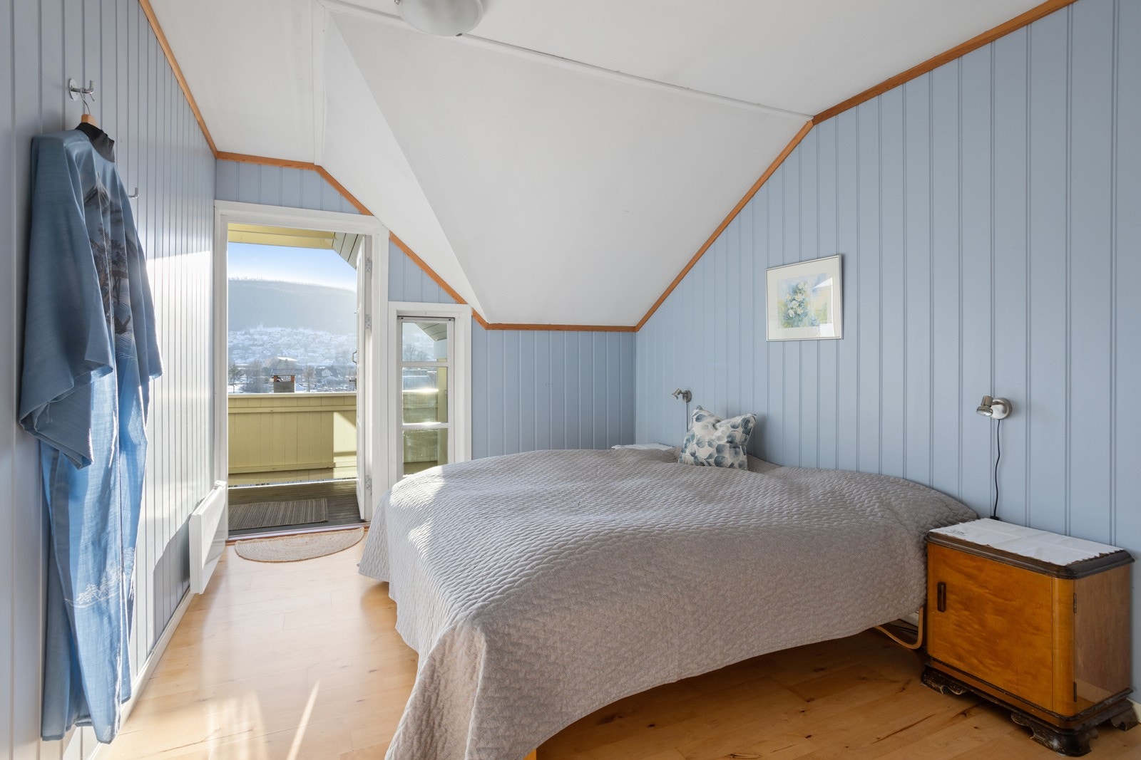 Hovedsoverom med utgang til balkongen i andre etasje Galleribilde