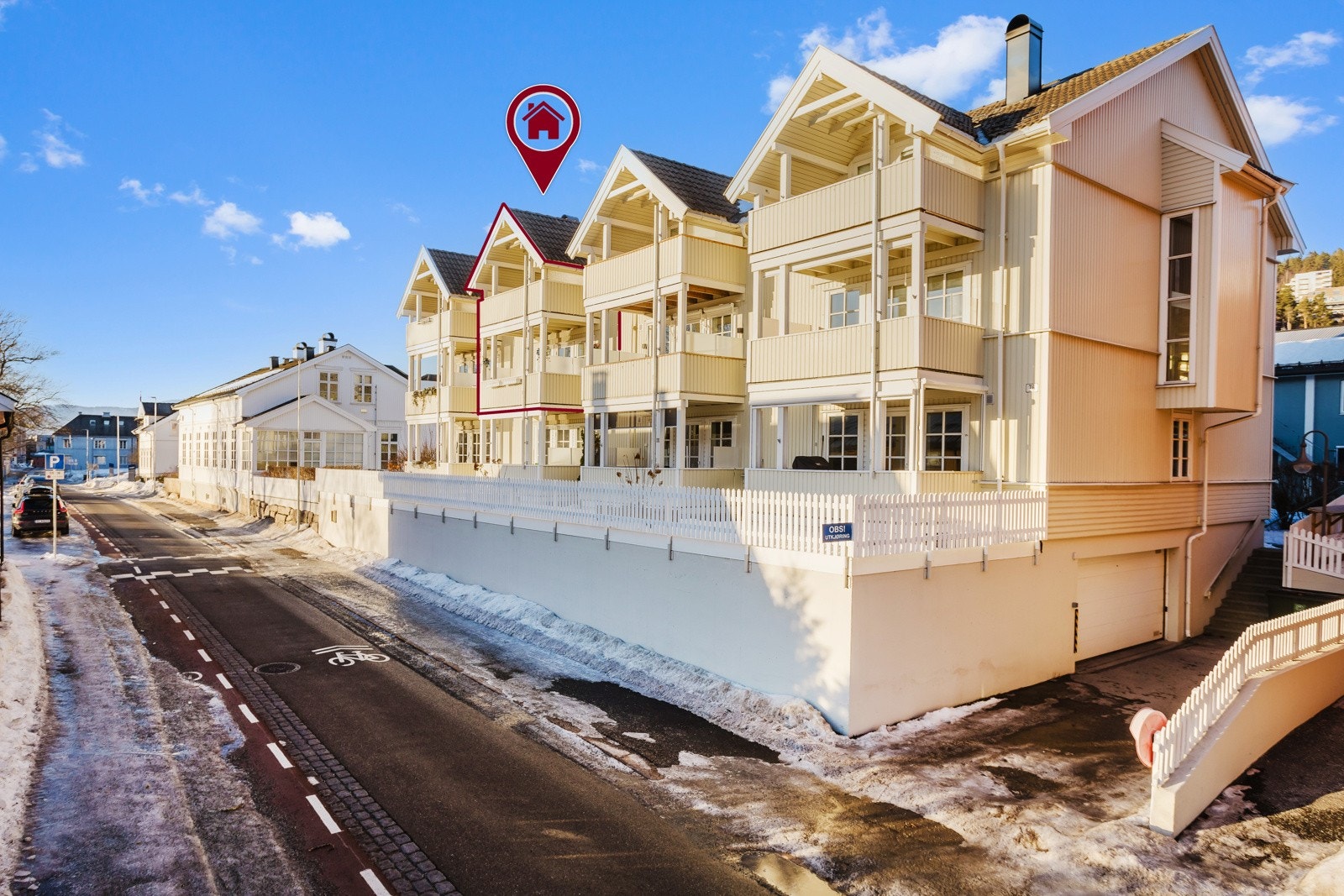 Eiendomsmassen er oppført i 1986 og borettslaget er veldrevet. Innkjøring til garasjeanlegget ser du nederst til høyre Galleribilde