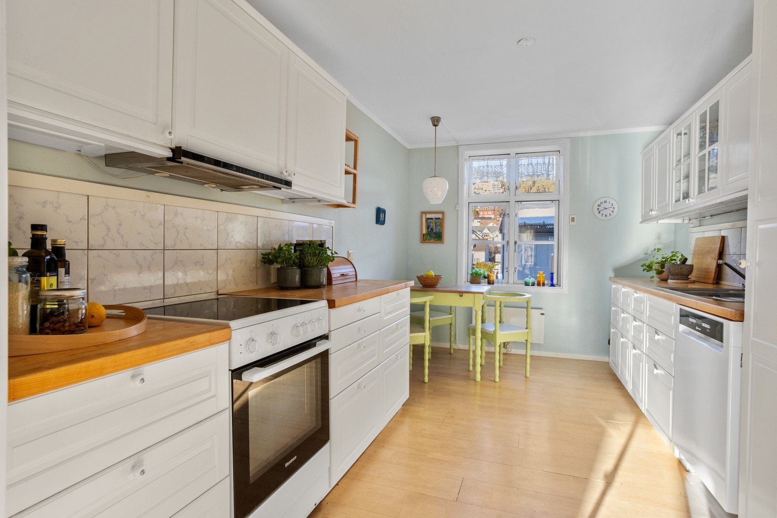 Kjøkkenet har godt med skap- og benkeplass. Flislagt mellom under- og overskapene. Benkeplate med nedsenket vaskekum. Frittstående hvitevarer Galleribilde