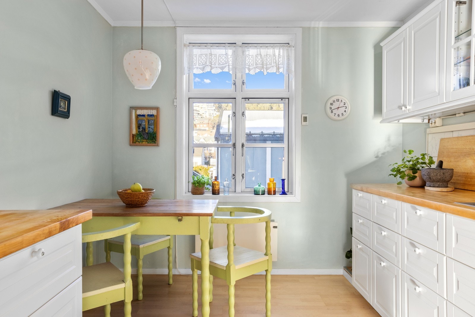 Foran vinduet på kjøkkenet er det plass til en koselig spiseplass Galleribilde