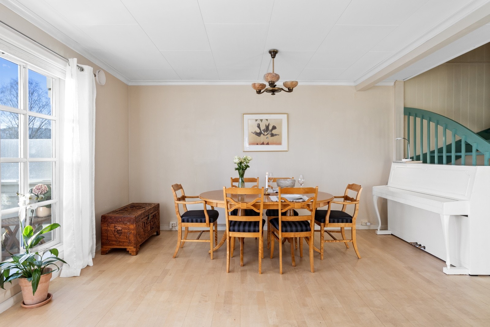 Det er god plass til stor spisegruppe i spisestue-delen Galleribilde