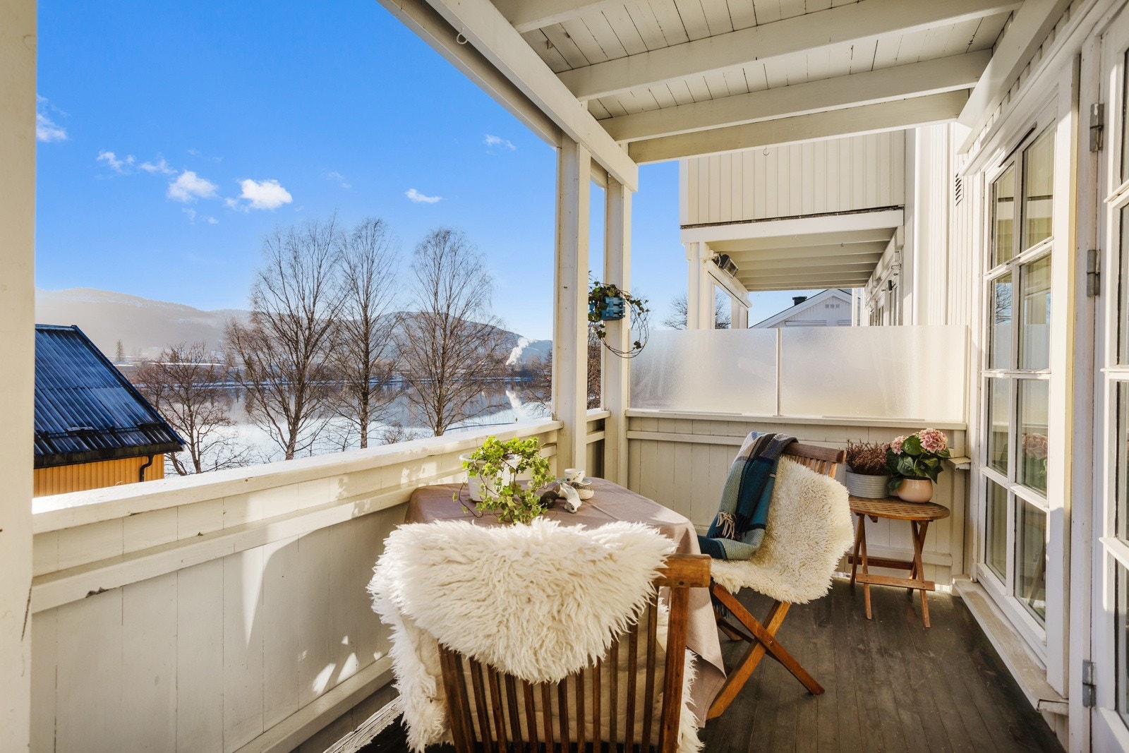 Balkongen har usjenerte uteplasser med frostet glass mot nabo Galleribilde