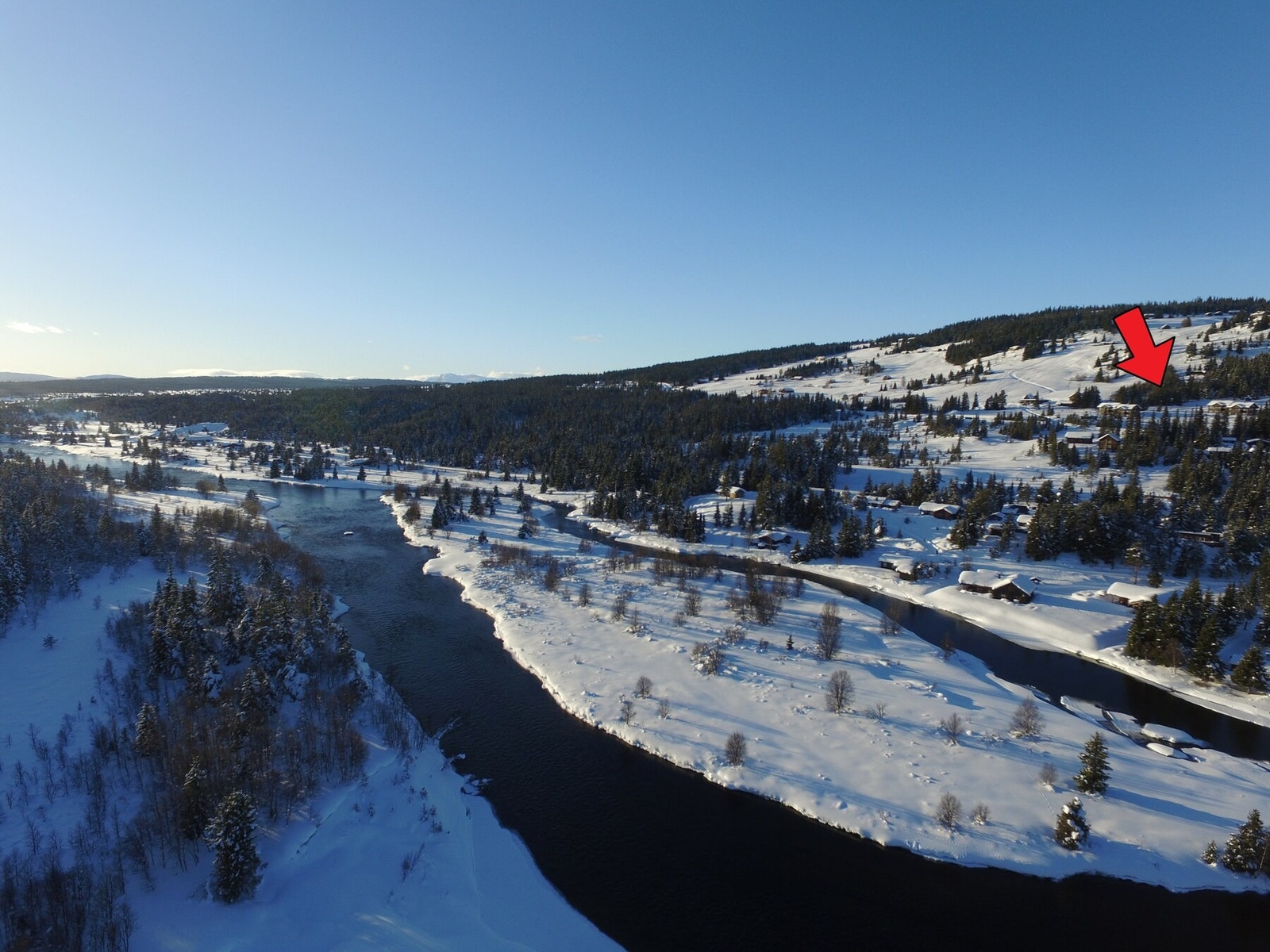Brattstølen er et rolig hytteområde beliggende i det idylliske dalføre som omkranser elven Tisleia, i fjellområdet mellom Valdres og Hallingdal. Galleribilde