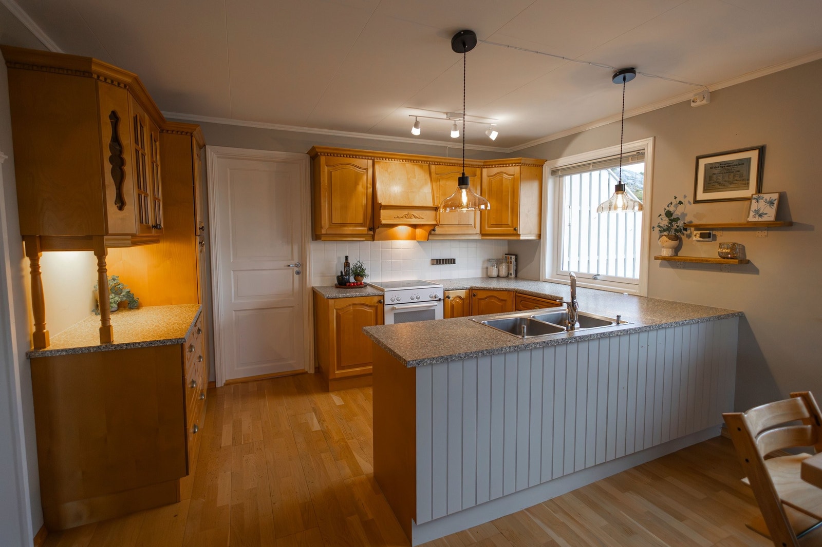 Godt med både benkeplass og skapplass på kjøkkenet. Galleribilde