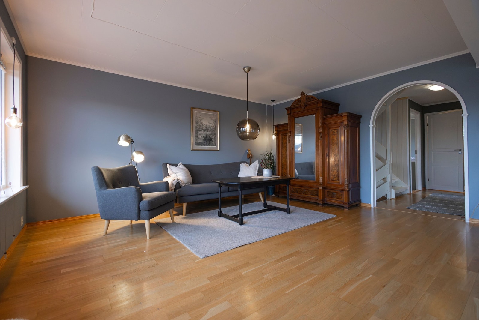 Stor stue gir mange muligheter for møblering. Galleribilde