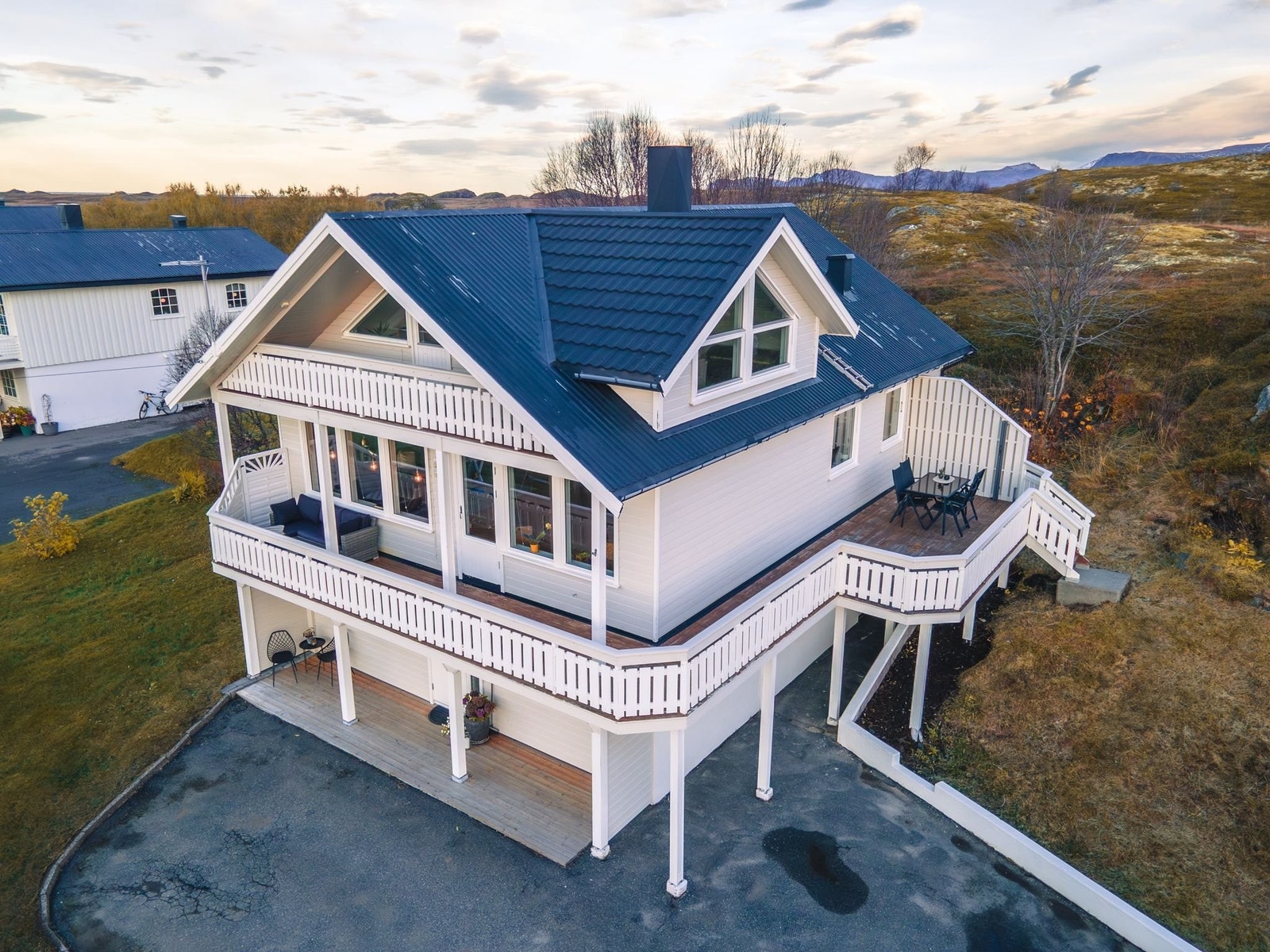 Veranda og plattinger gir mange muligheter for sittegrupper. Galleribilde