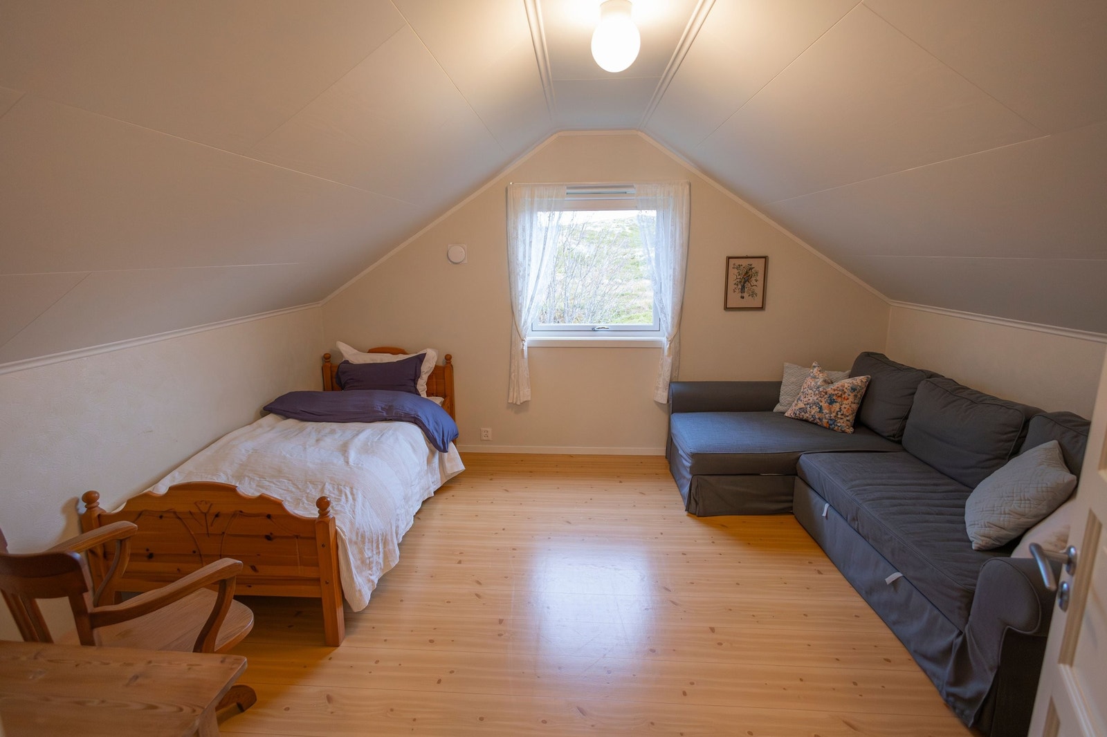 Stort og lyst soverom i loftetasje. God plass for skrivebord og annen møblering Galleribilde