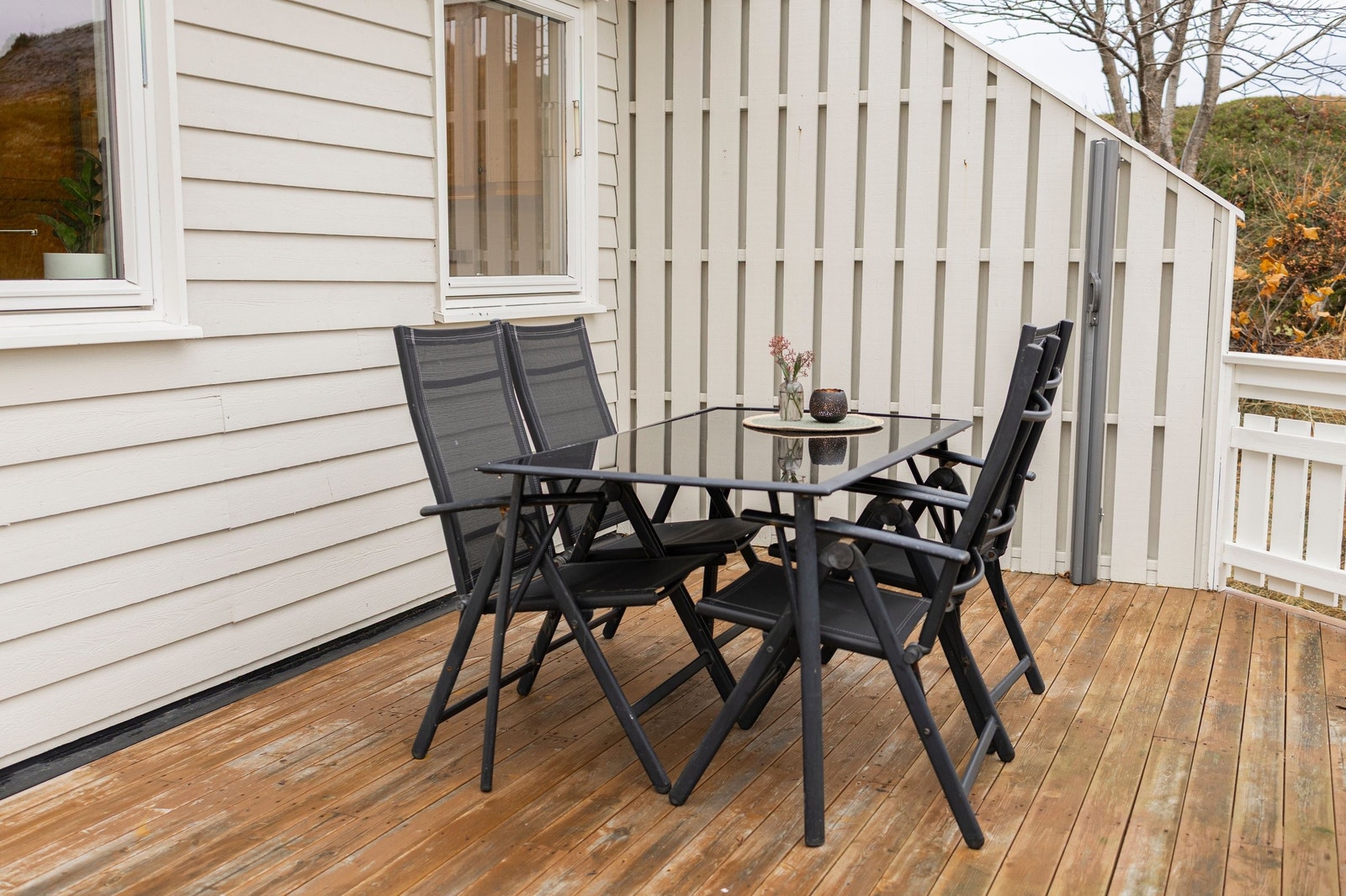 Veranda utenfor kjøkken med god plass til utemøbler. Galleribilde